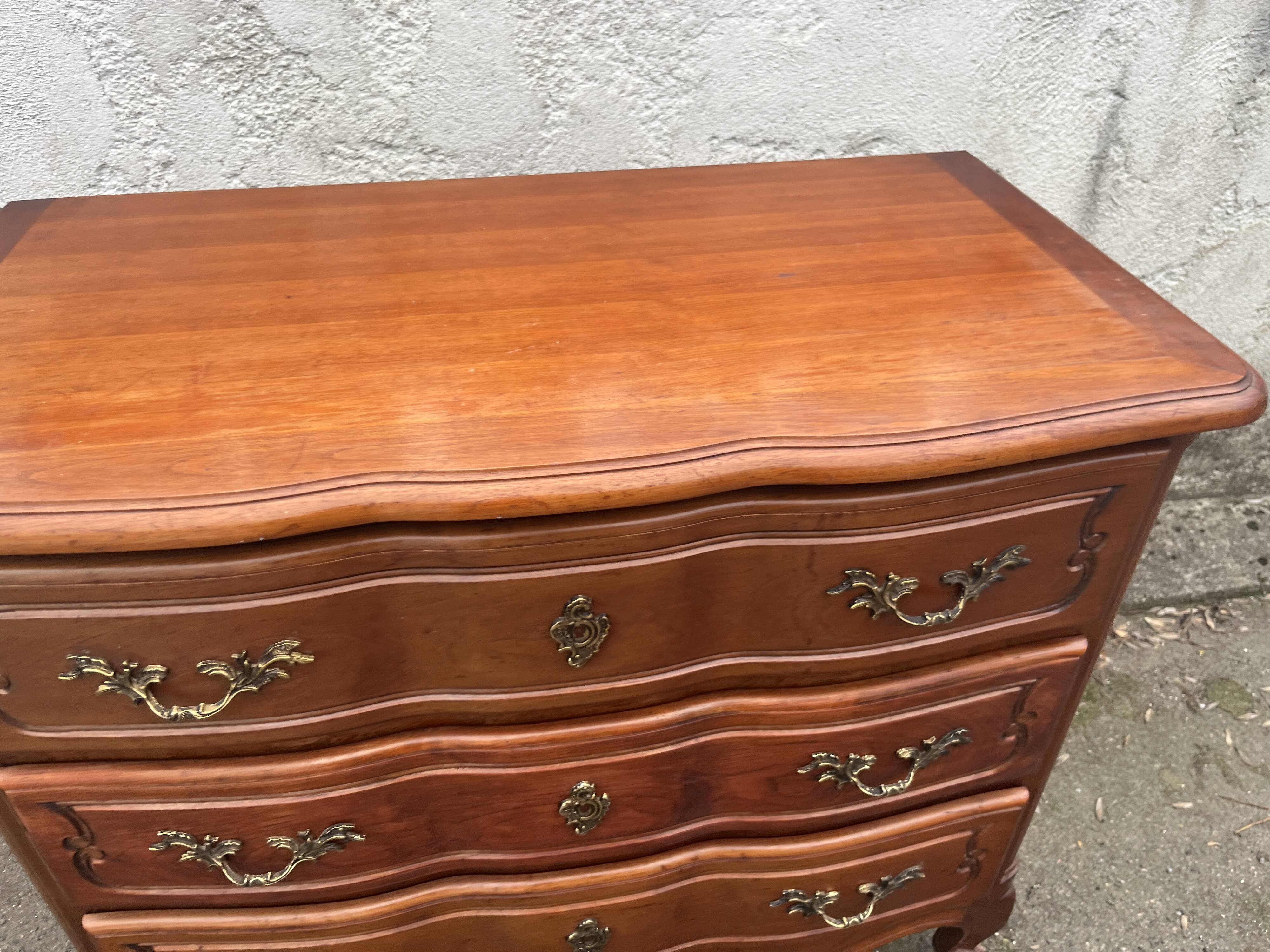 Commode en bois à trois tiroirs, style Louis XV, poignées en laiton