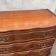 Commode en bois à trois tiroirs, style Louis XV, poignées en laiton