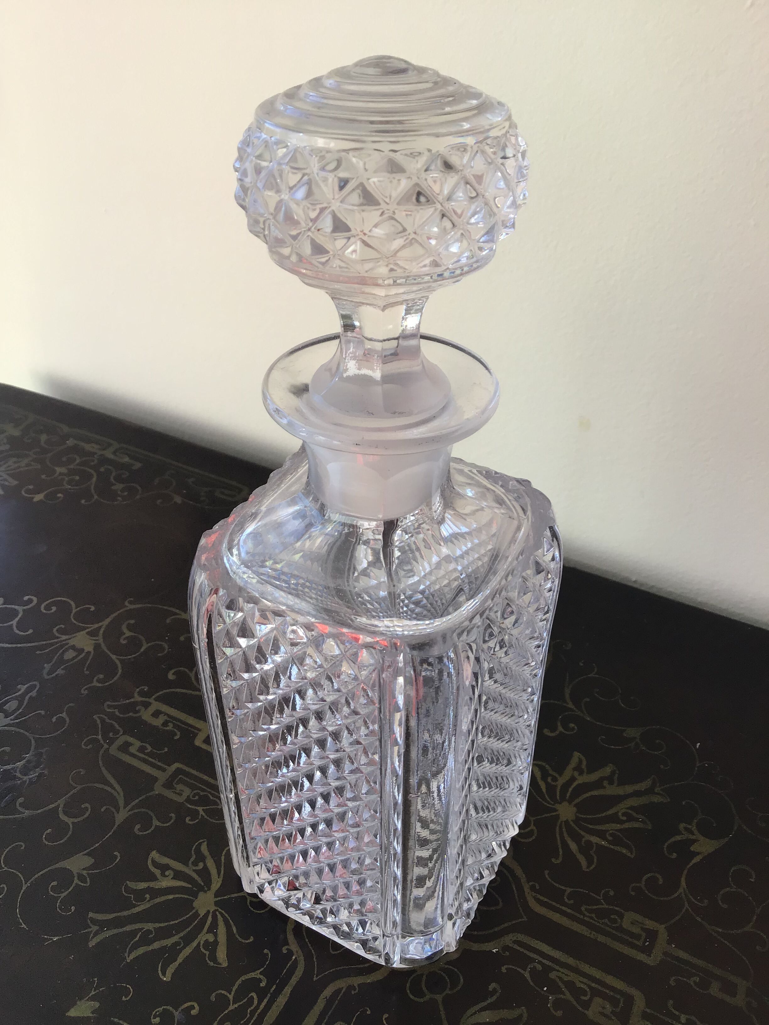 Fully chiseled crystal decanter