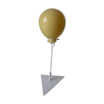 Ancienne lampe à poser globe en verre jaune façon ballon de baudruche support métal 60 cm