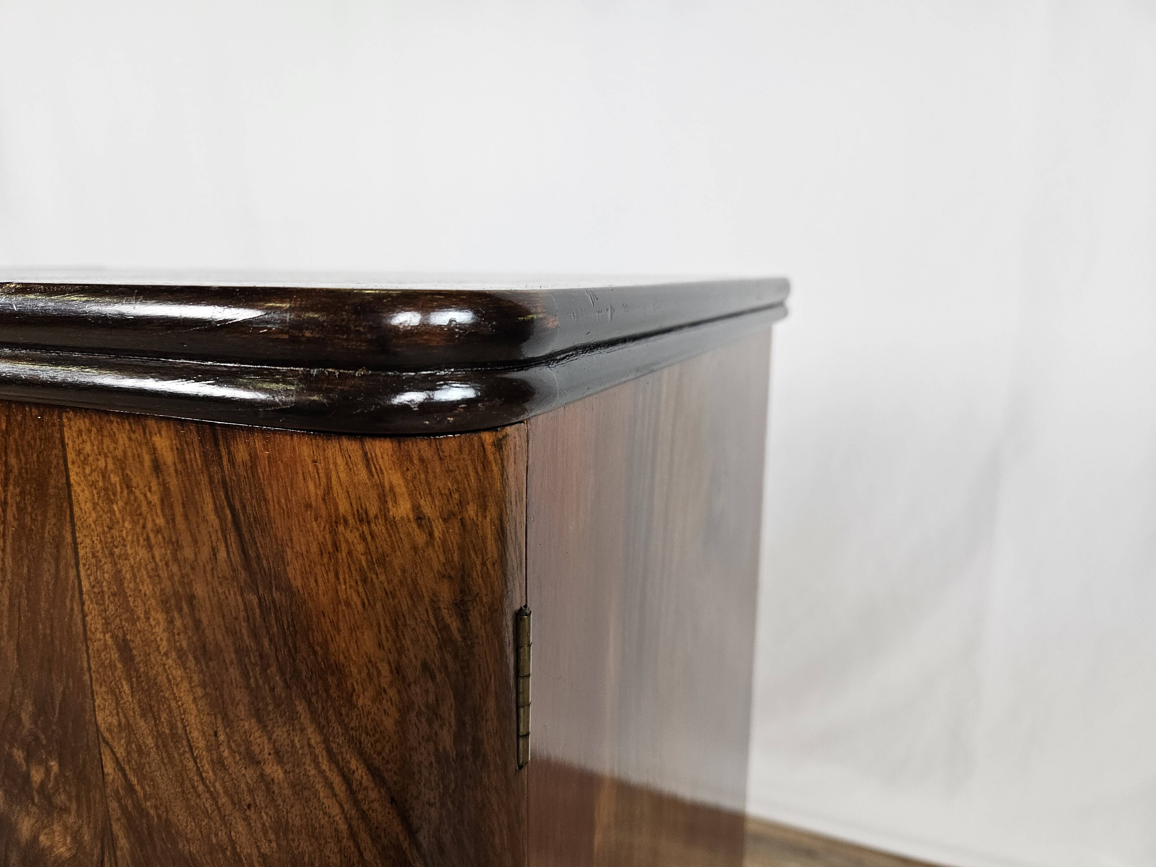 1940 Art Decò nightstands in walnut with door and shelf