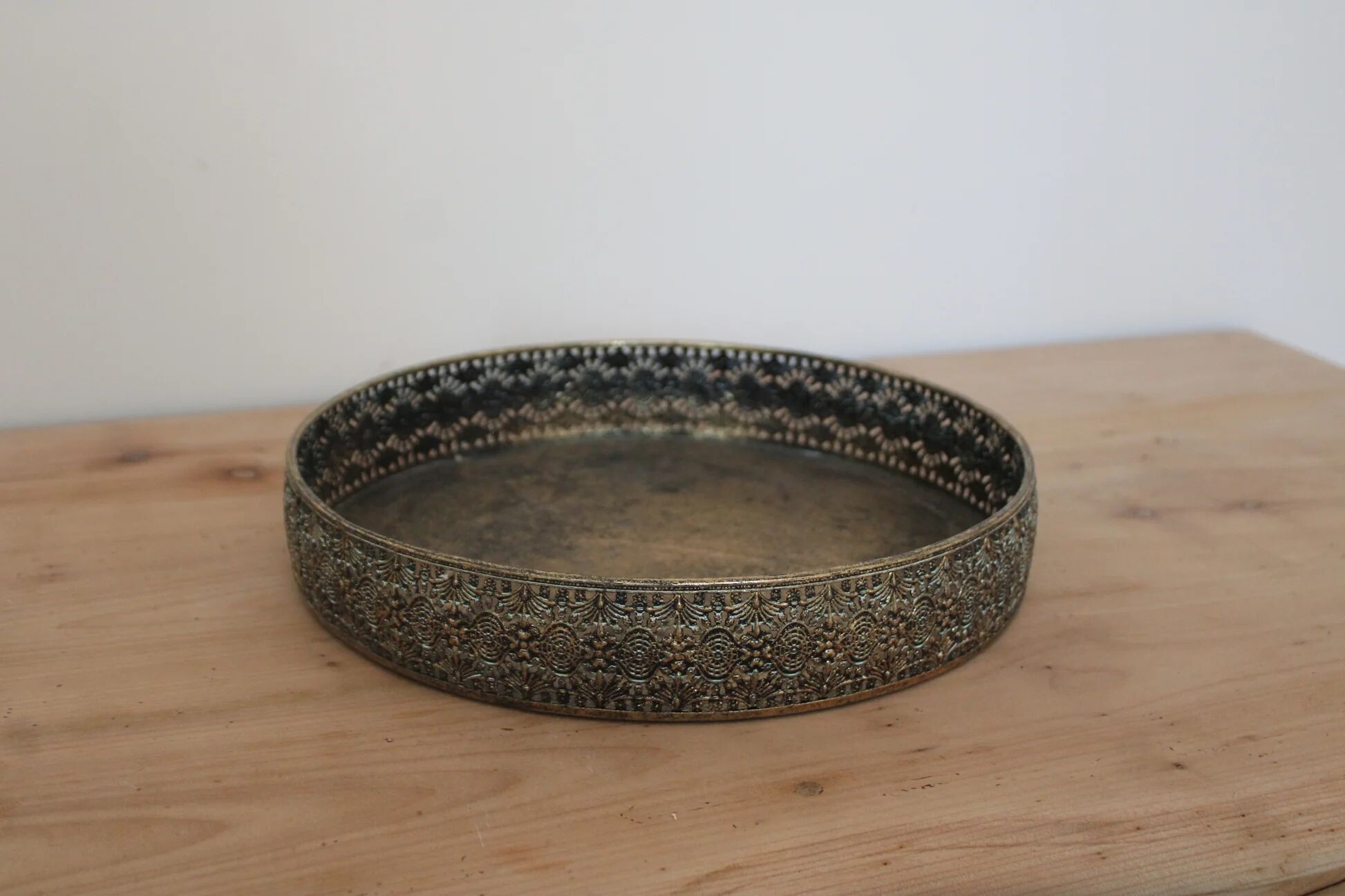 Round metal plate in patinated gold with an openwork border – D30 cm