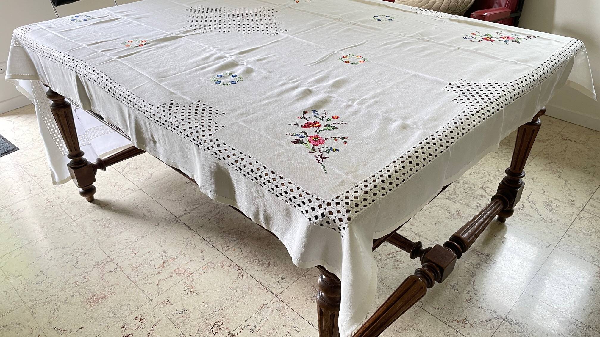 Embroidered tablecloth + 12 vintage napkins
