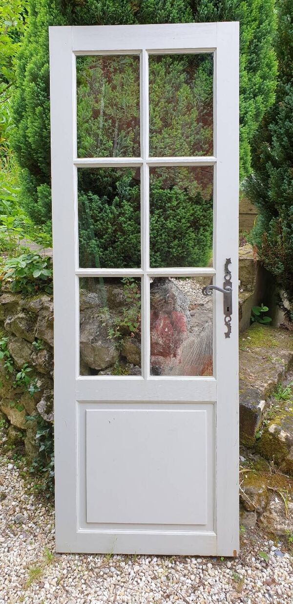 Porte ancienne  en bois à petits carreaux