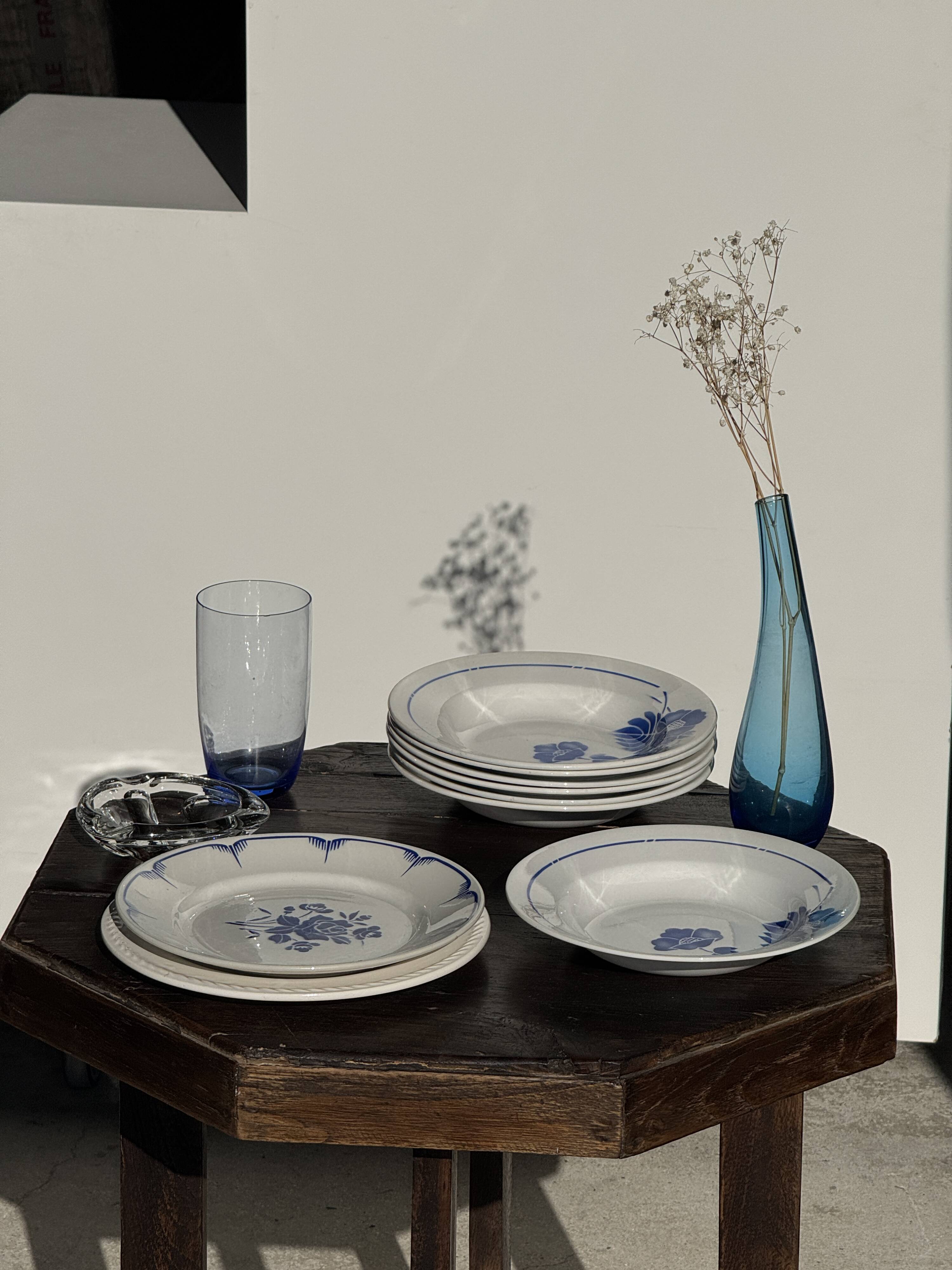 Decorative plate with blue flower pattern D25