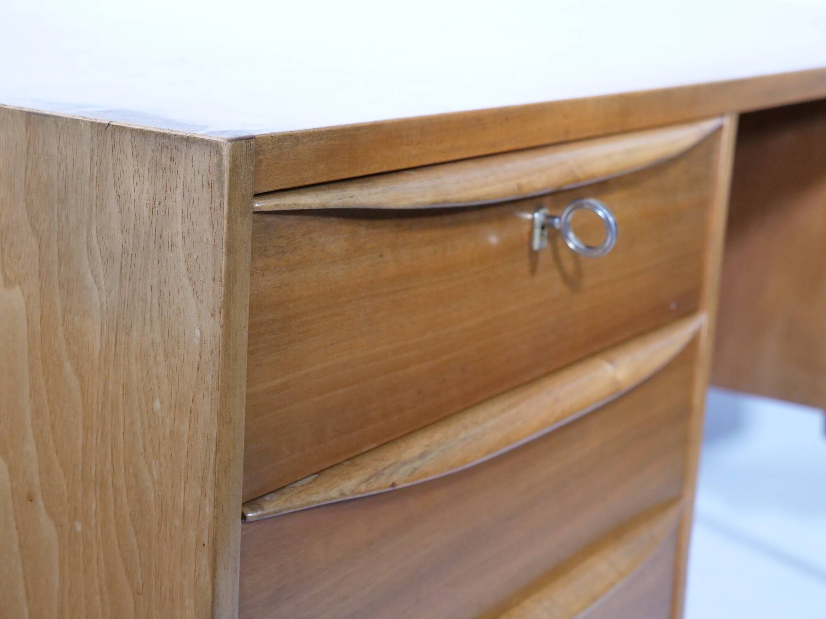 Bureau de direction en noyer, années 1960