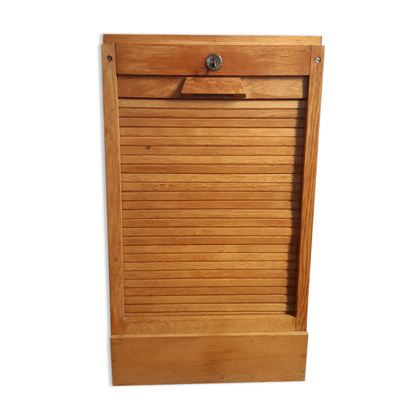 Low sliding curtain cabinet