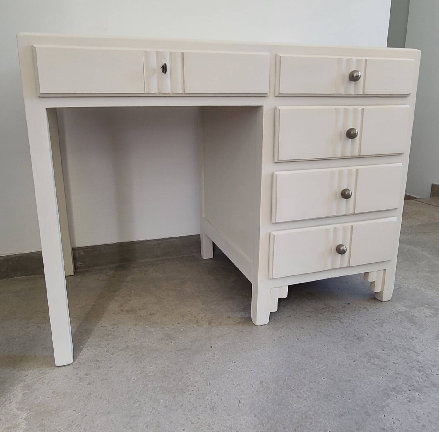 Bureau ancien Art Déco blanc bois massif boutons boules métal vintage