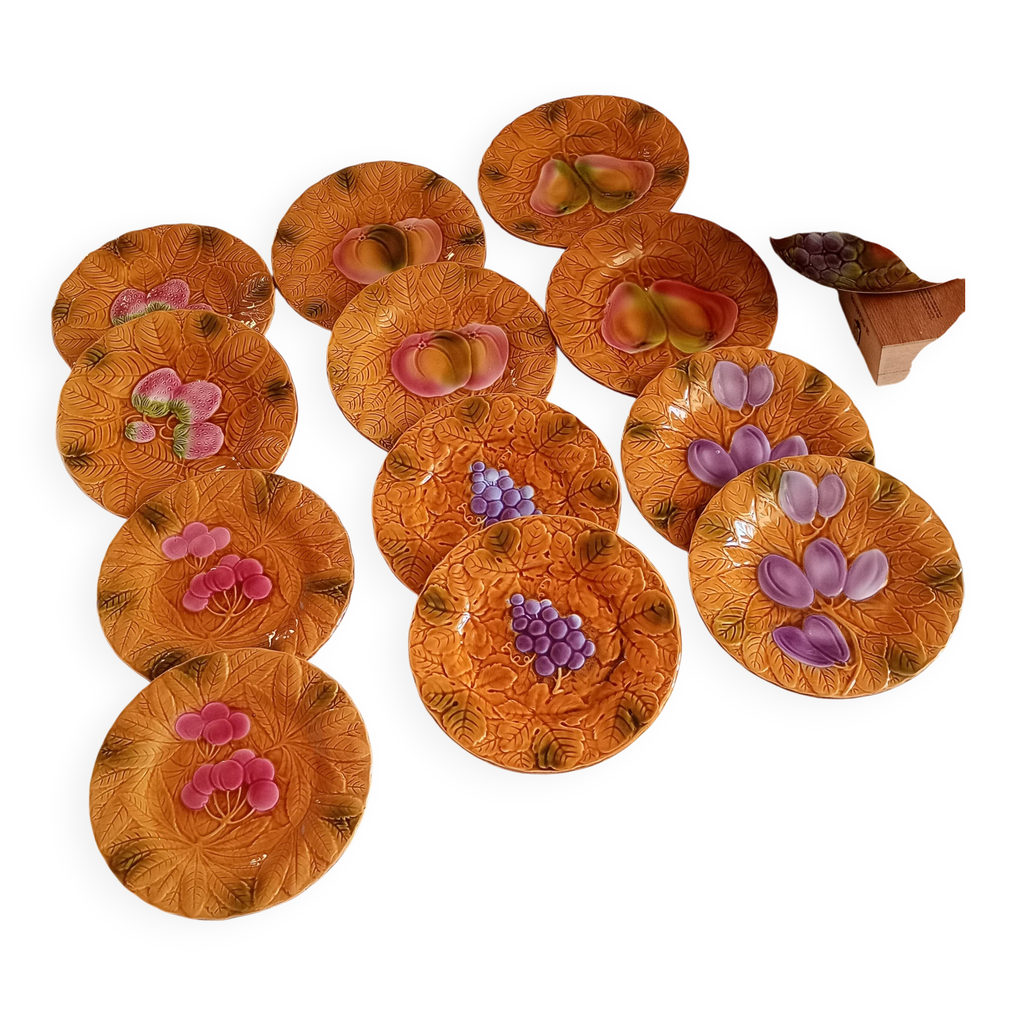 12 dessert plates and deep dishes from Salins-les-Bains, France.