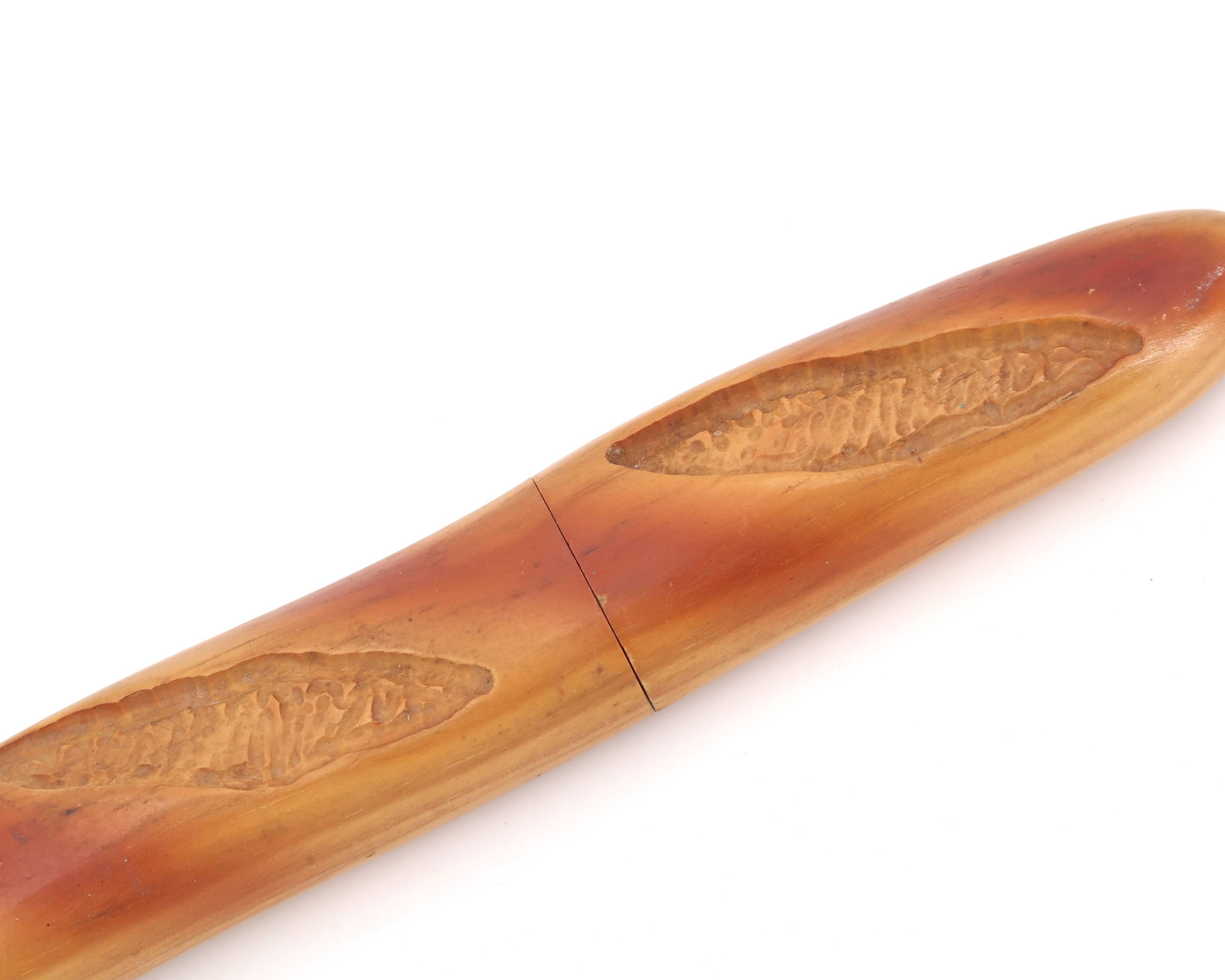 Bread knife in the shape of a wooden and stainless steel baguette