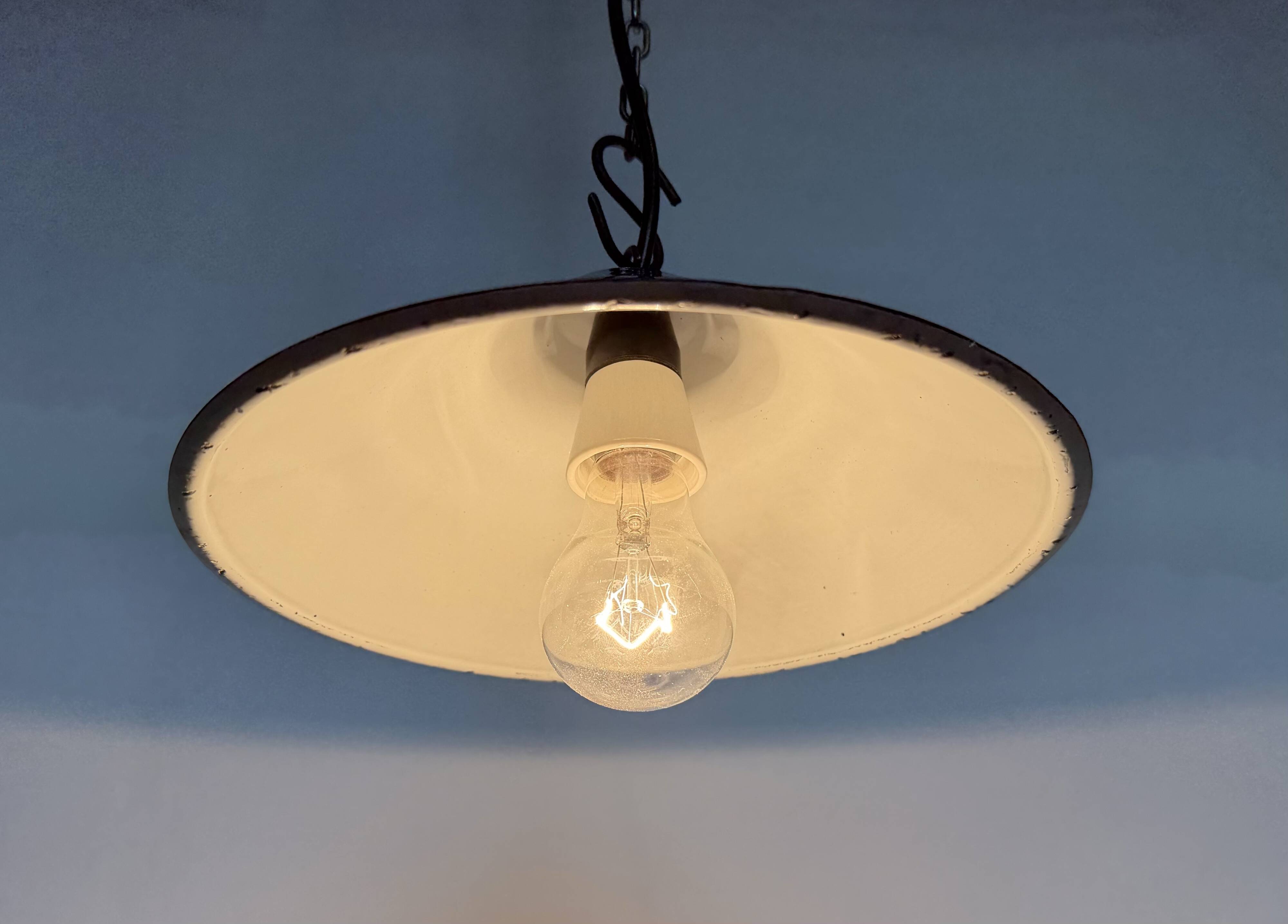 Lampe suspendue industrielle en émail bleu britannique, années 1950