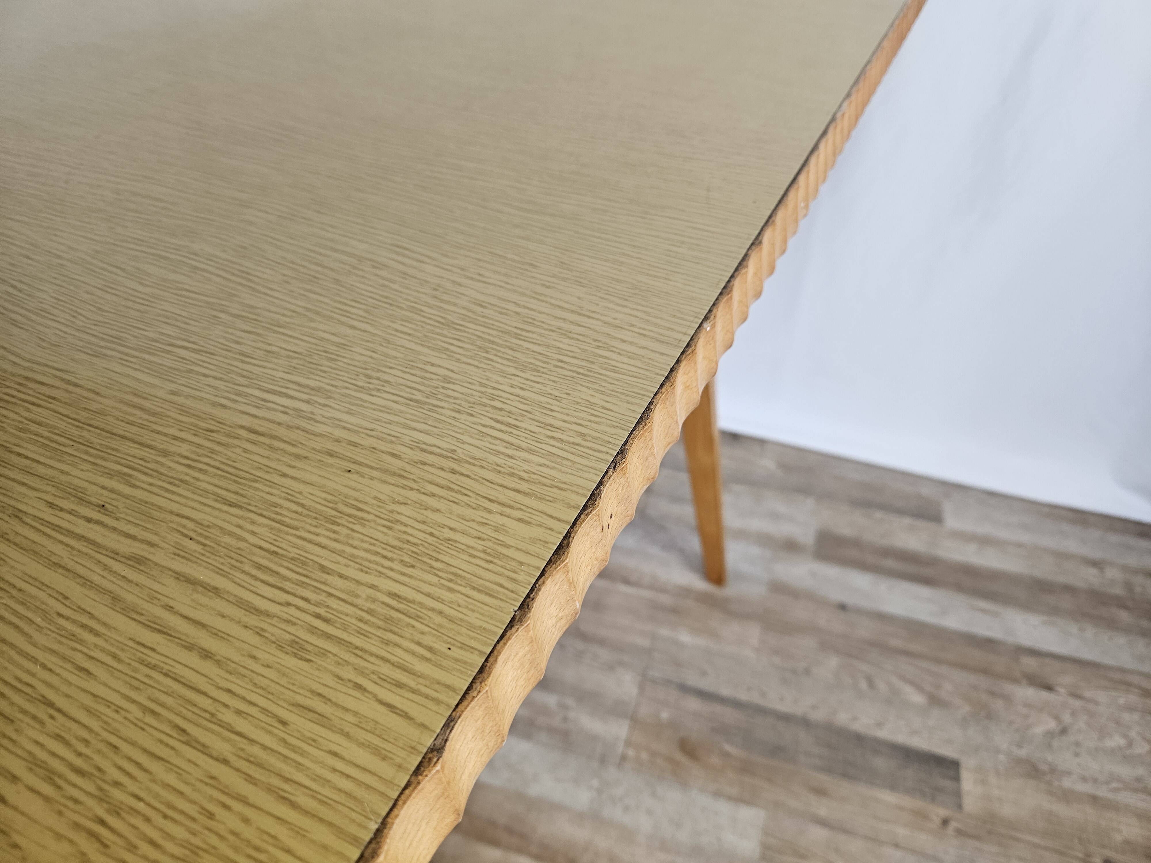 Table à manger des années 1950 en érable avec bord travaillé