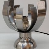Lampe à poser space age en métal chromé figurant une fleur, années 60