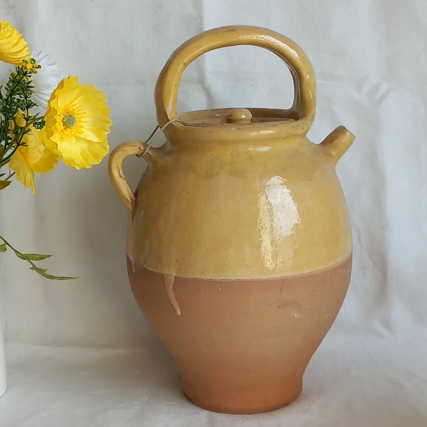 Cruche en terre cuite vernissée jaune