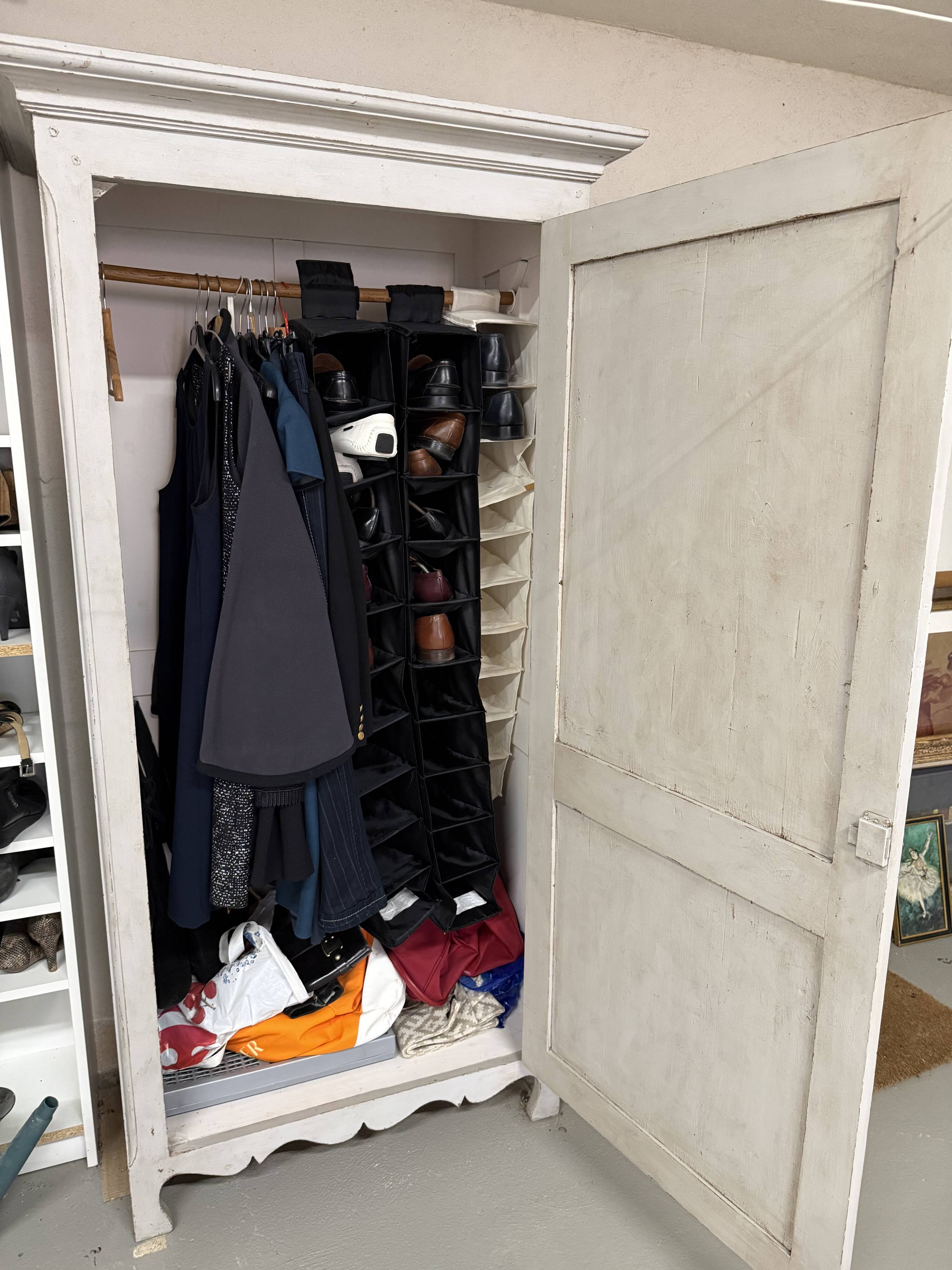 Grey patinated lacquered wooden bonnetière with moulding