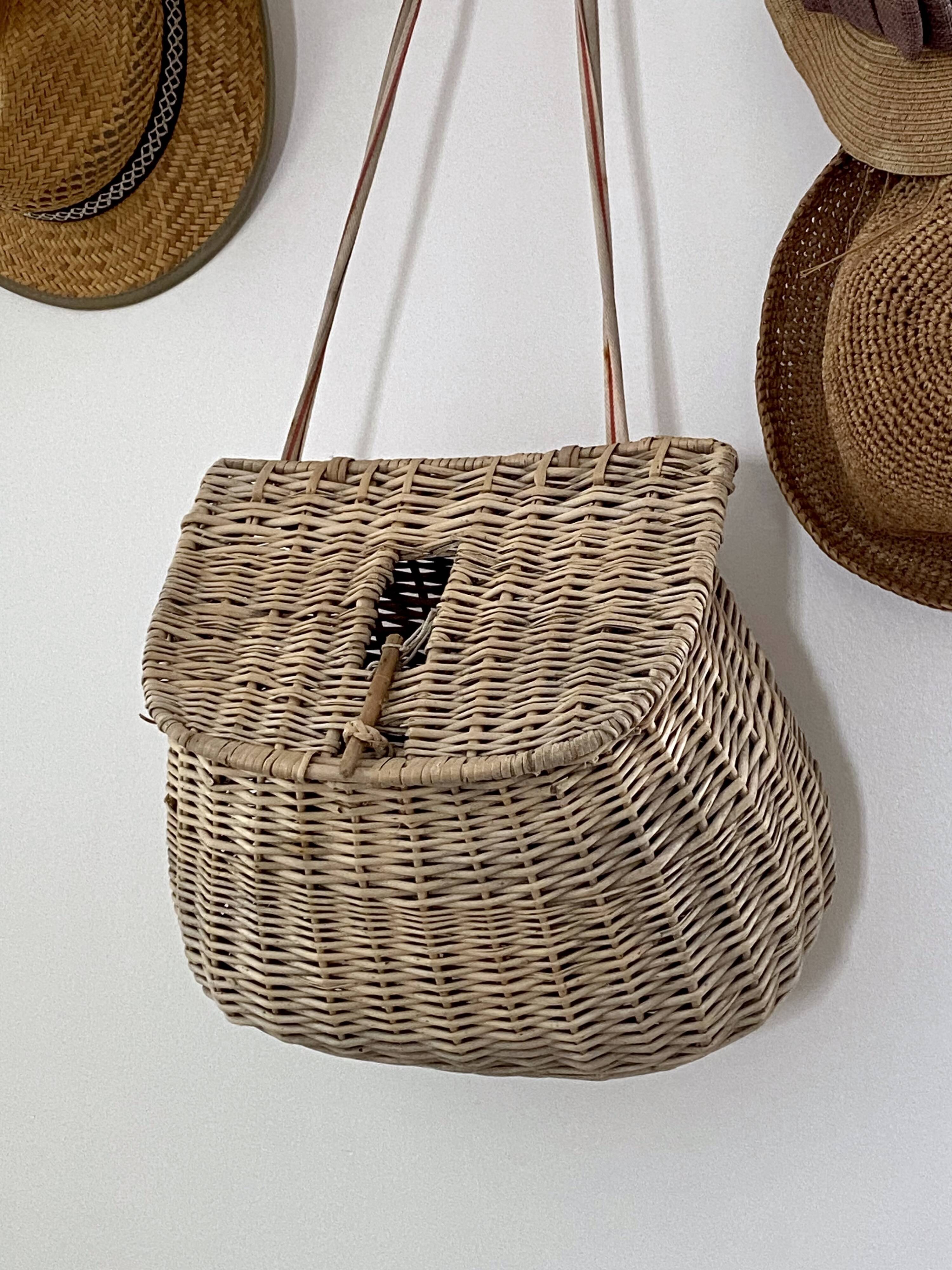 Walking fishing basket