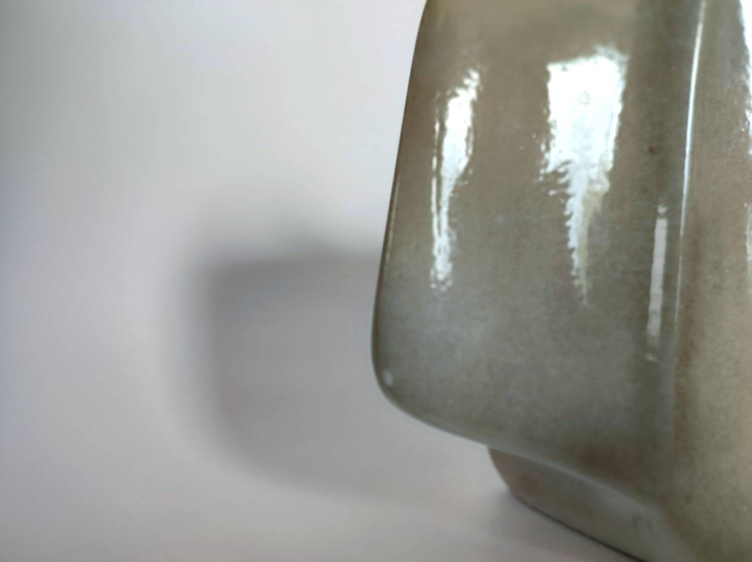 Virebent ceramic vase