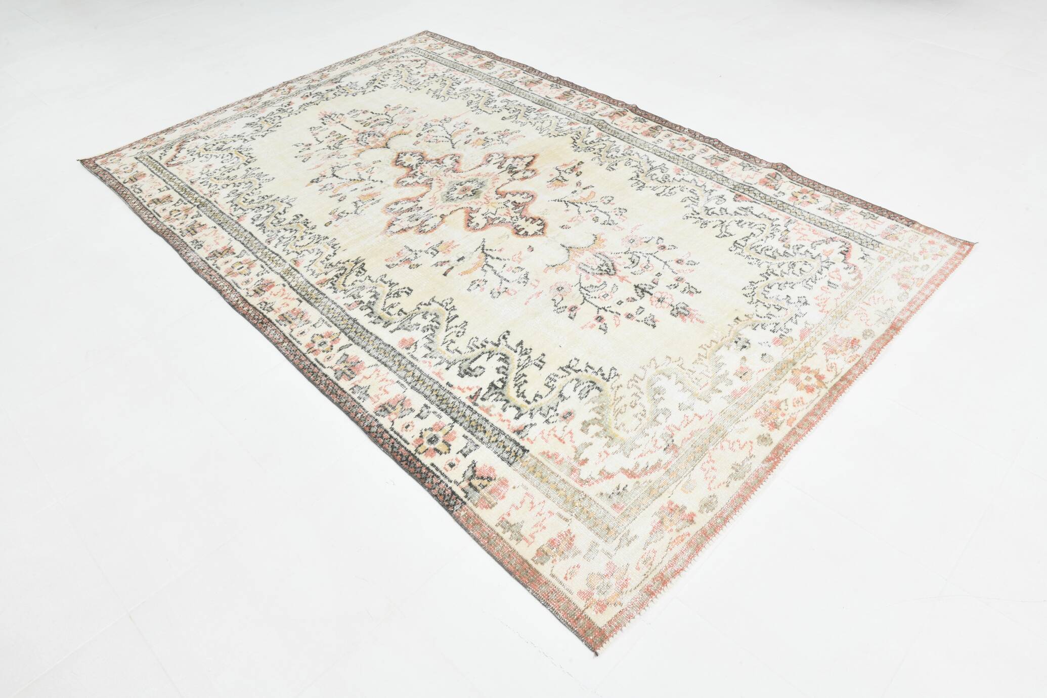 6x9 Persian Classic Cream & Black Vintage Rug, 183x287Cm