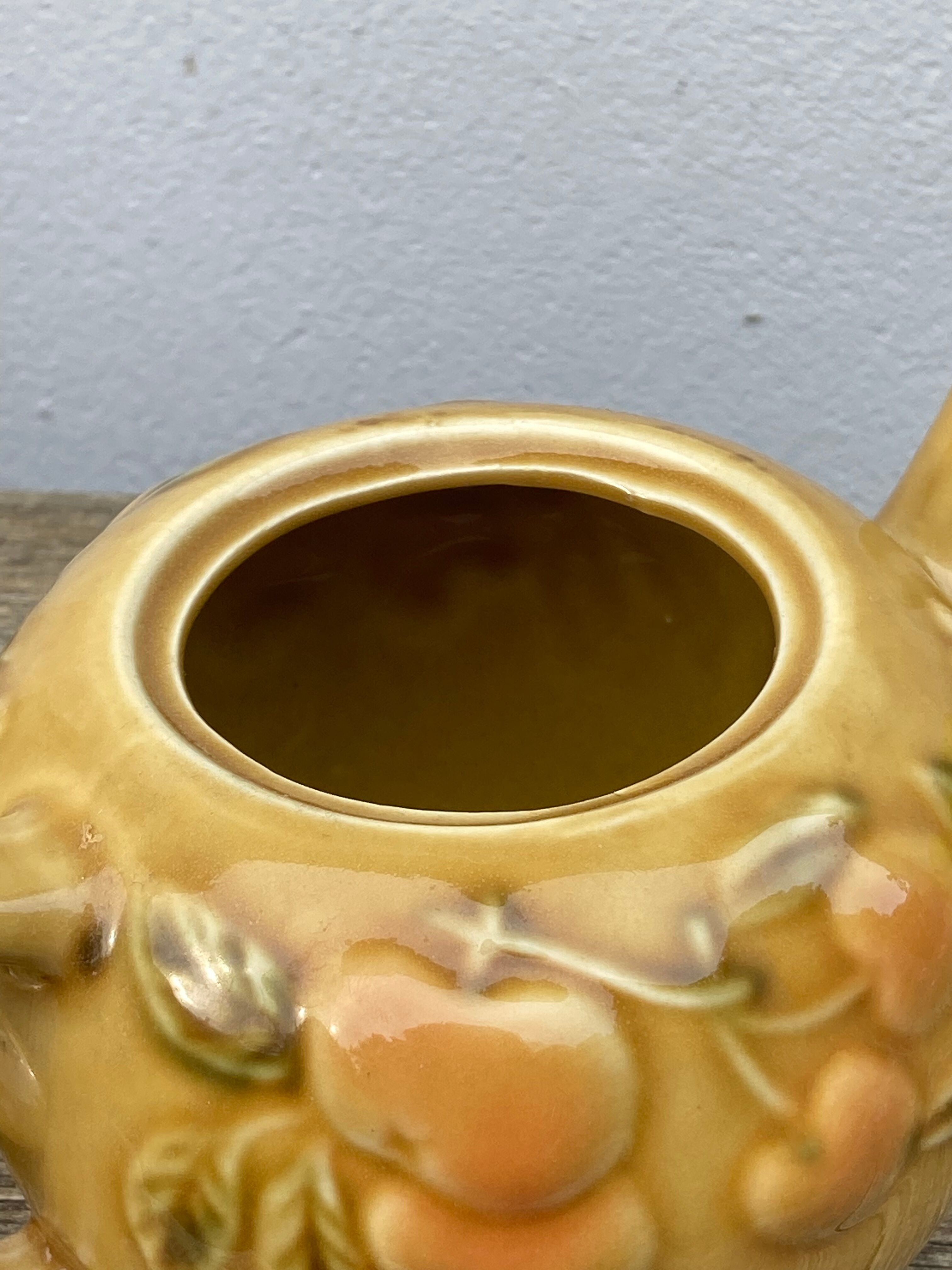 Teapot in vintage beige fruit slip