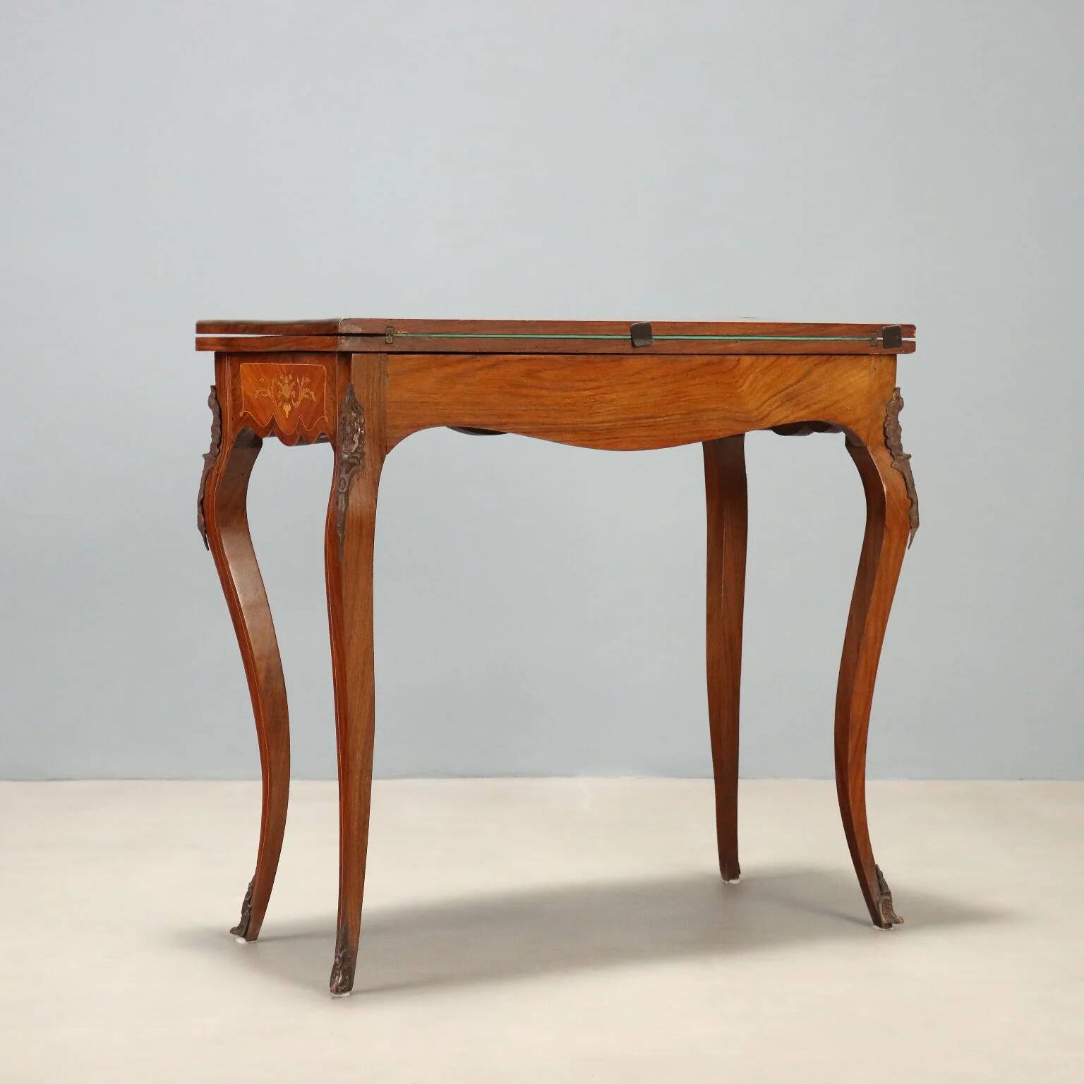 Game table in Indian rosewood and mahogany