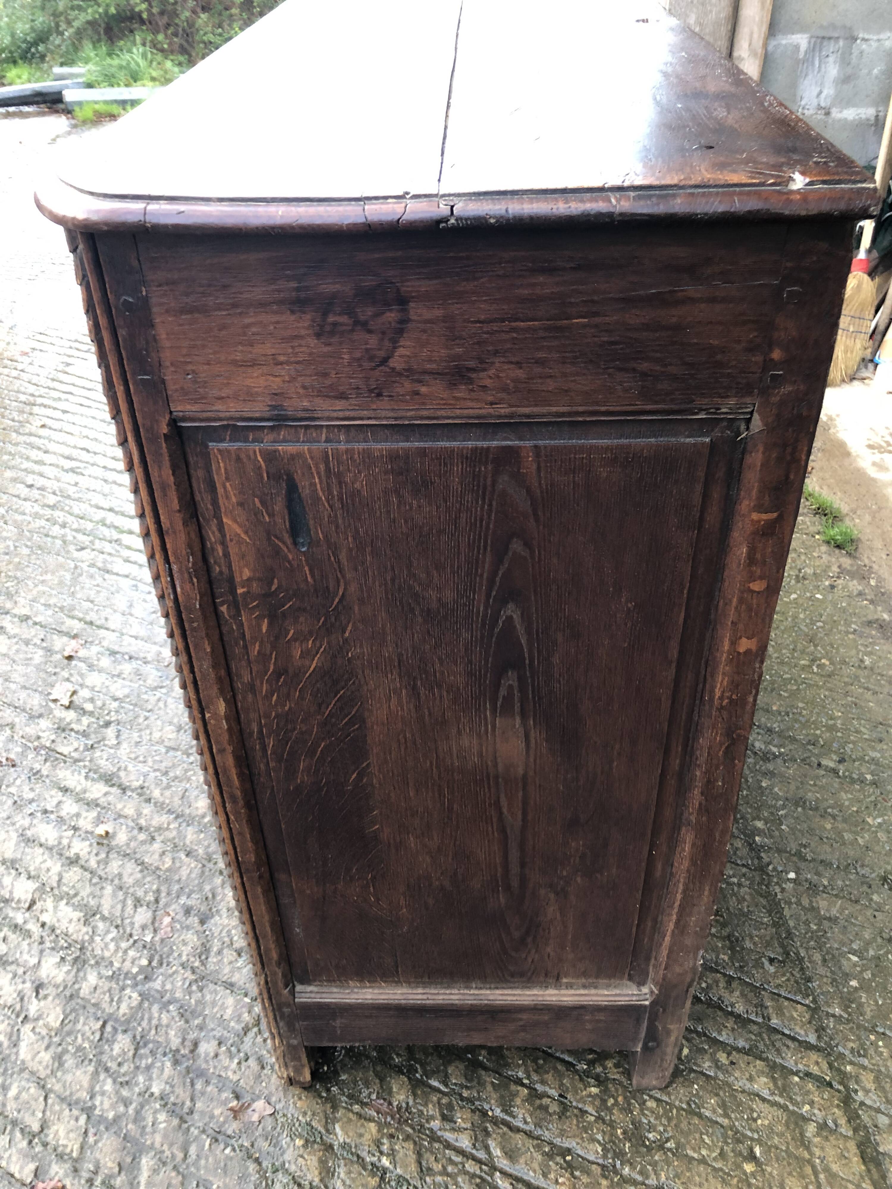 Buffet Louis XV ancien en chêne massif à 2 tiroirs et 2 portes