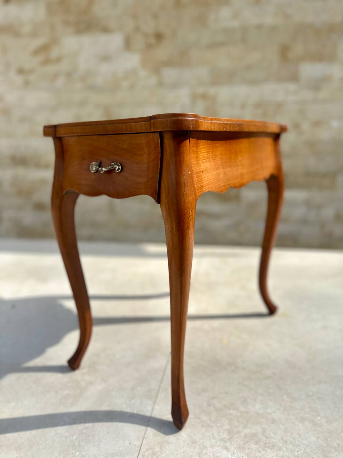 Petite table volante de style Louis XV Époque XX eme siècle