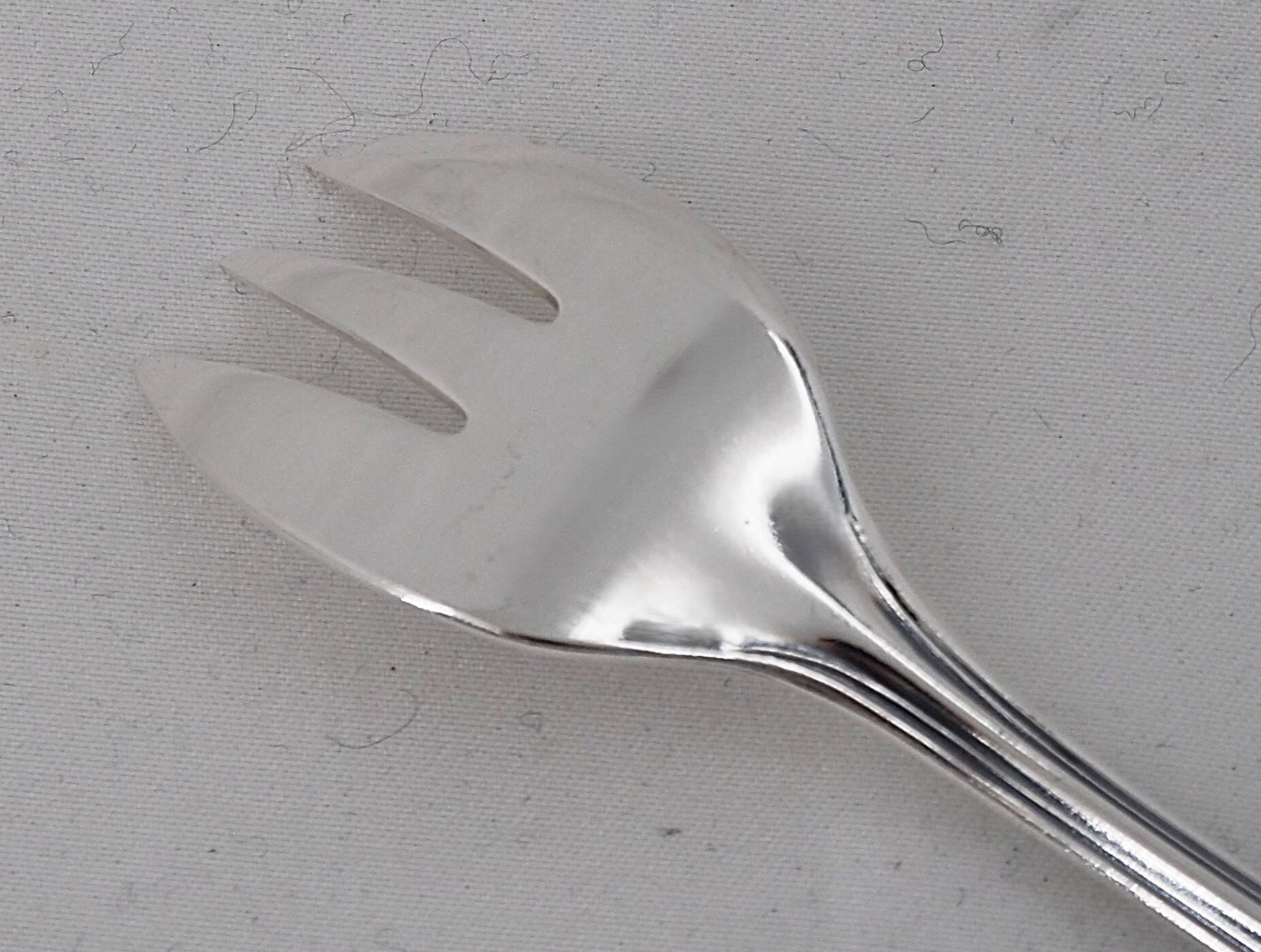 Ercuis Auteuil, 12 silver-plated oyster forks, in perfect condition.