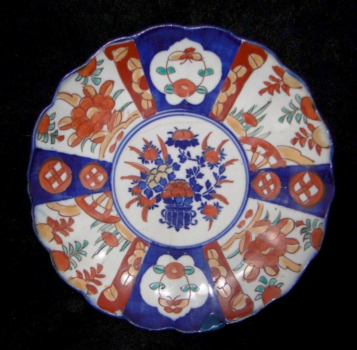 19th century Imari Ware Japanese porcelain plate hand-painted with flower motifs