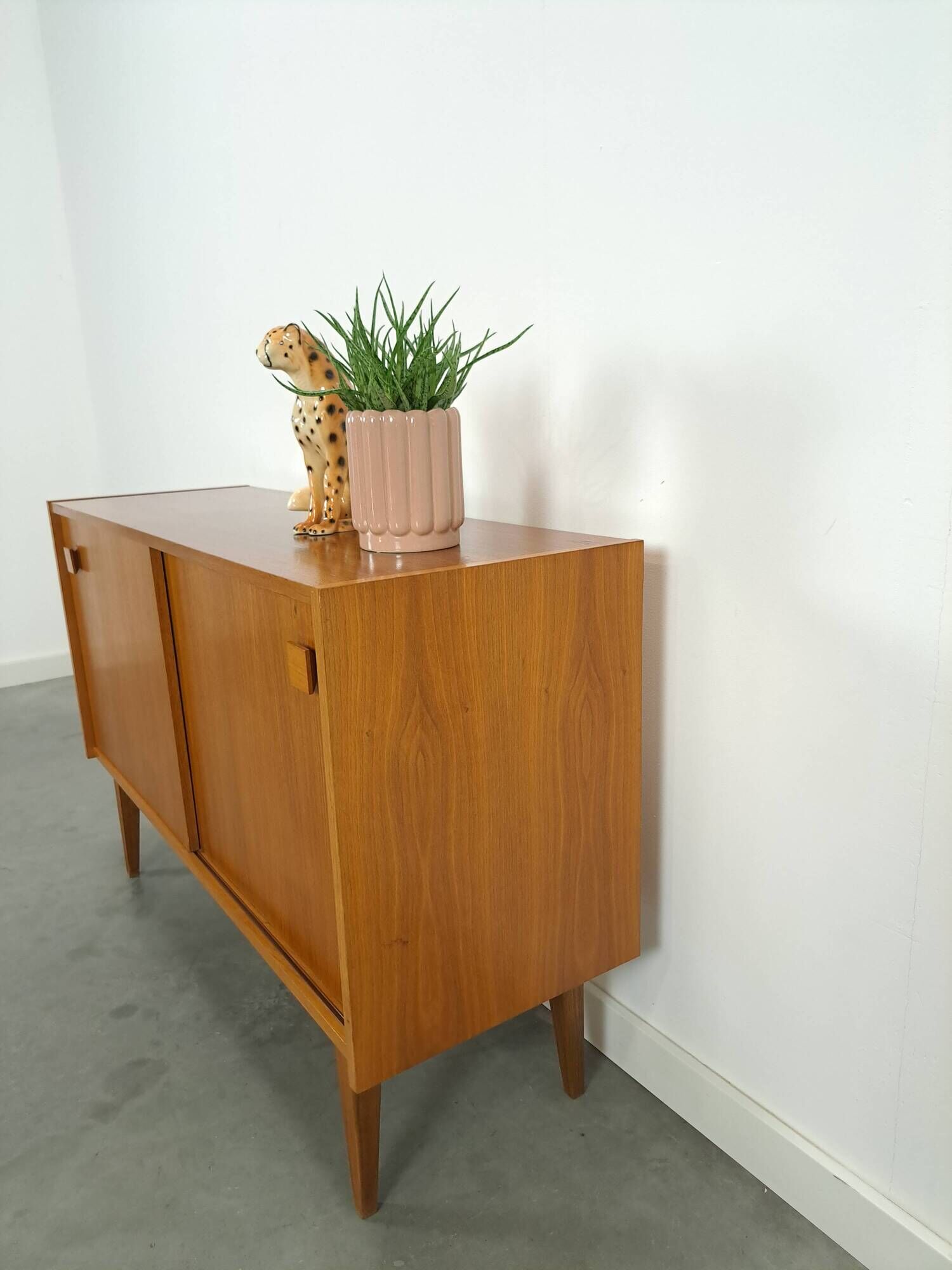 Dressoir vintage plus raffiné avec vierkante grepen et schuine poten