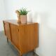 Dressoir vintage plus raffiné avec vierkante grepen et schuine poten