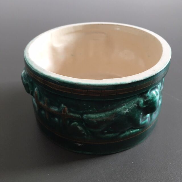 Empty green pocket decor cows