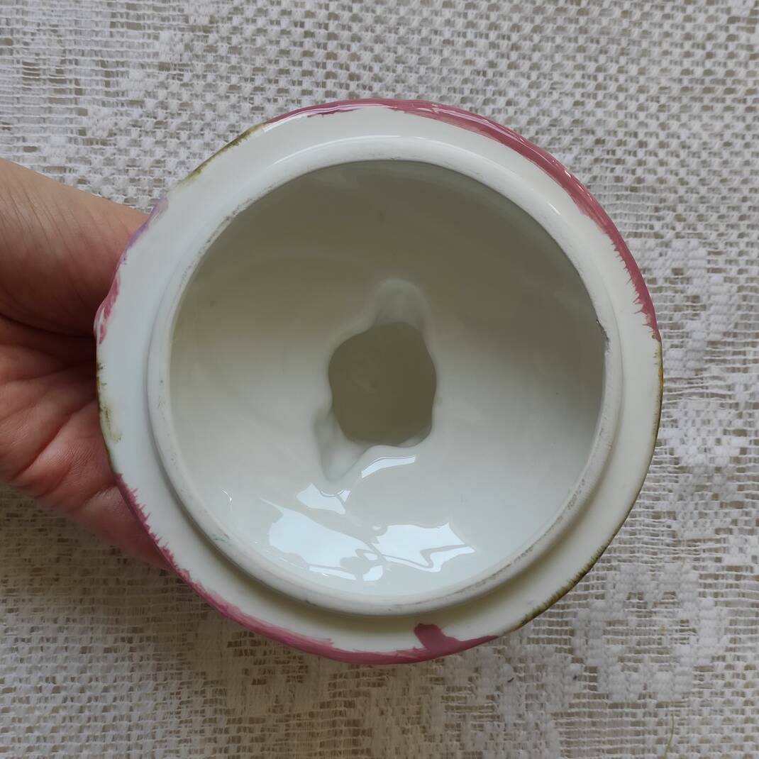 Pot slip woman with bouquet