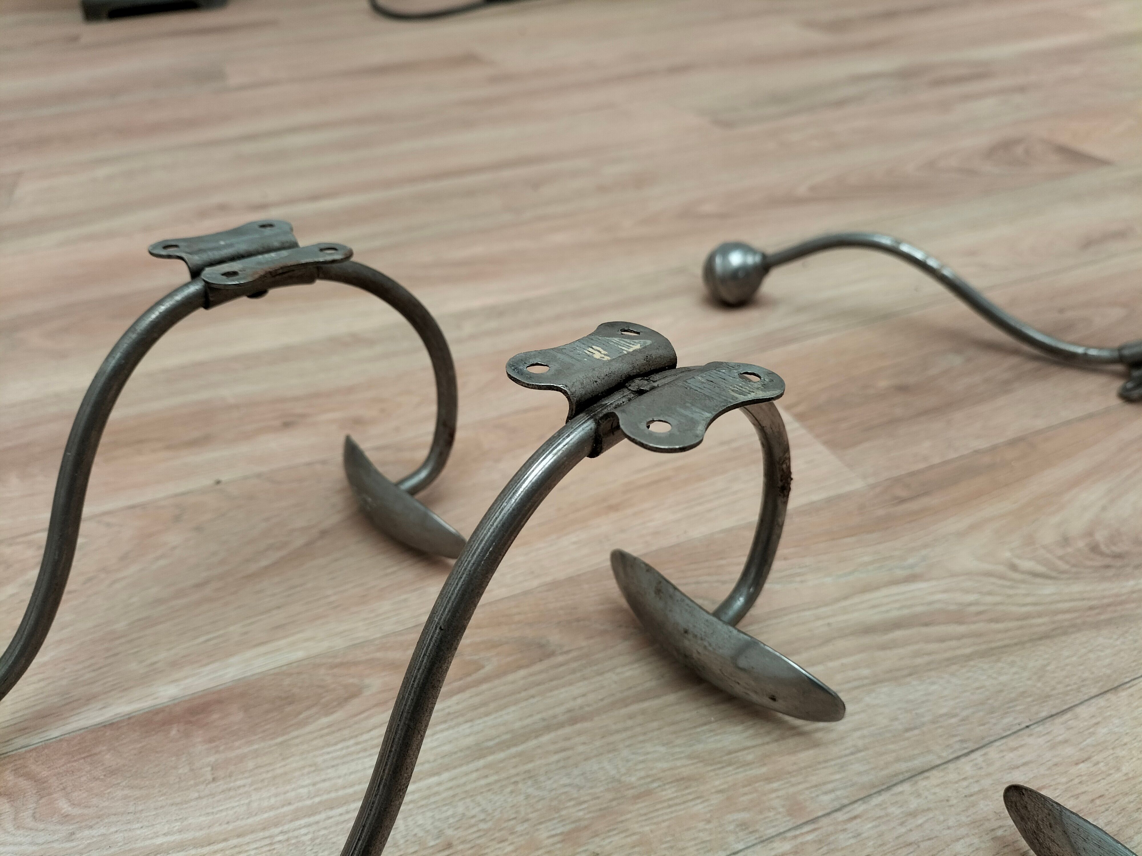 Series of 6 hooks