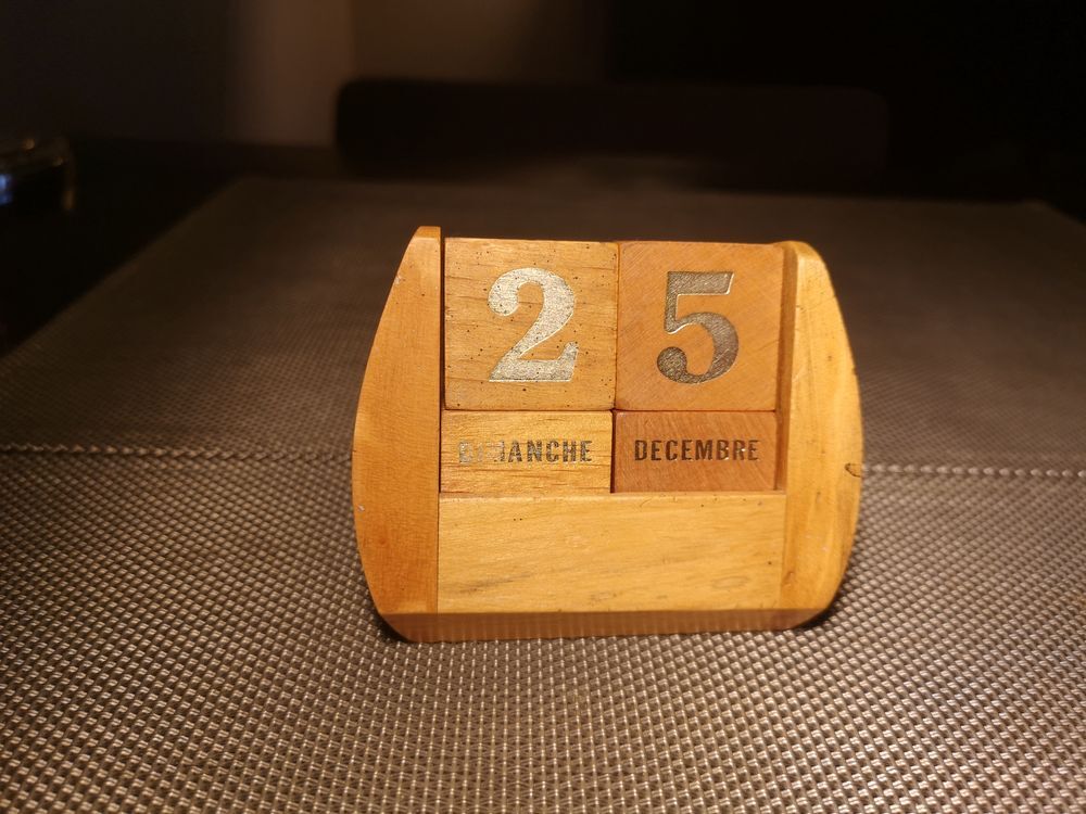 Perpetual wooden cube calendar - 1950s