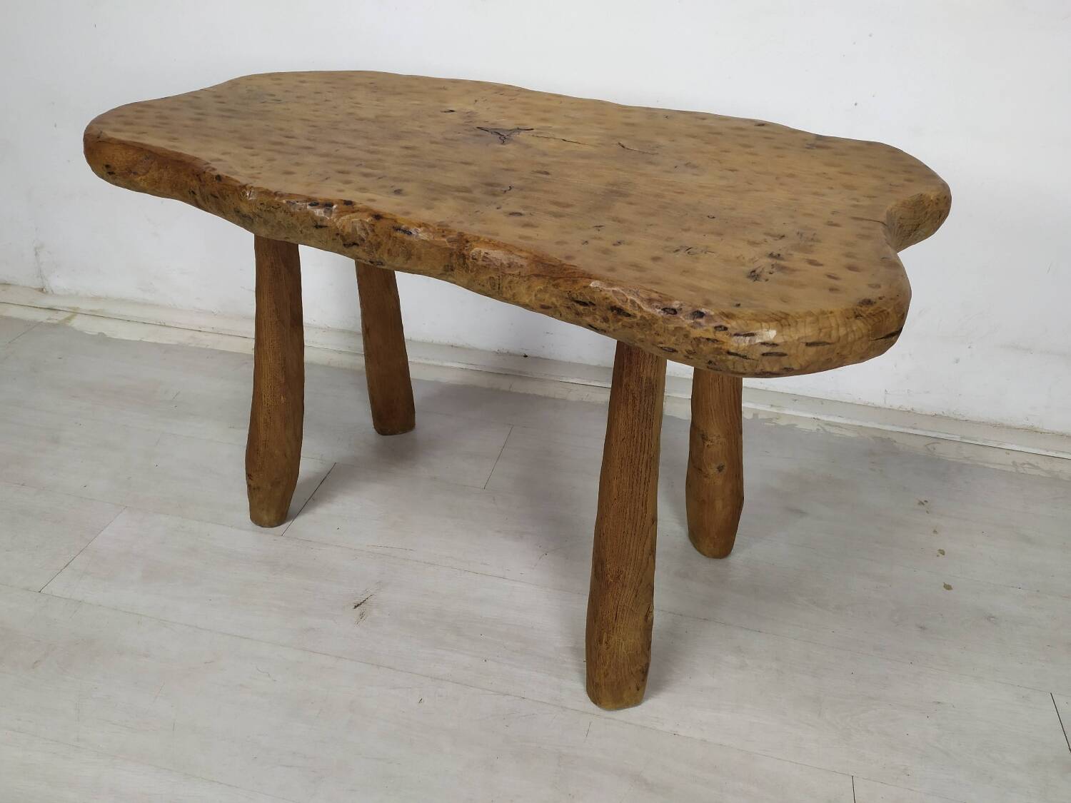 Table basse bois brutaliste