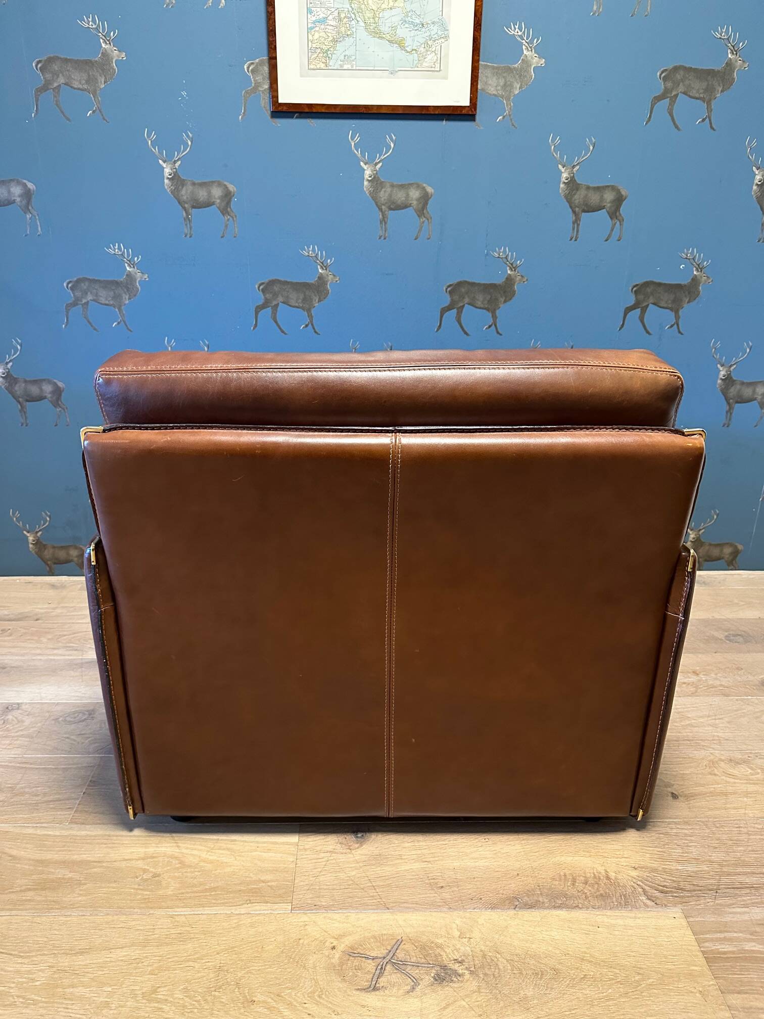 Ensemble de deux fauteuils en cuir de buffle.