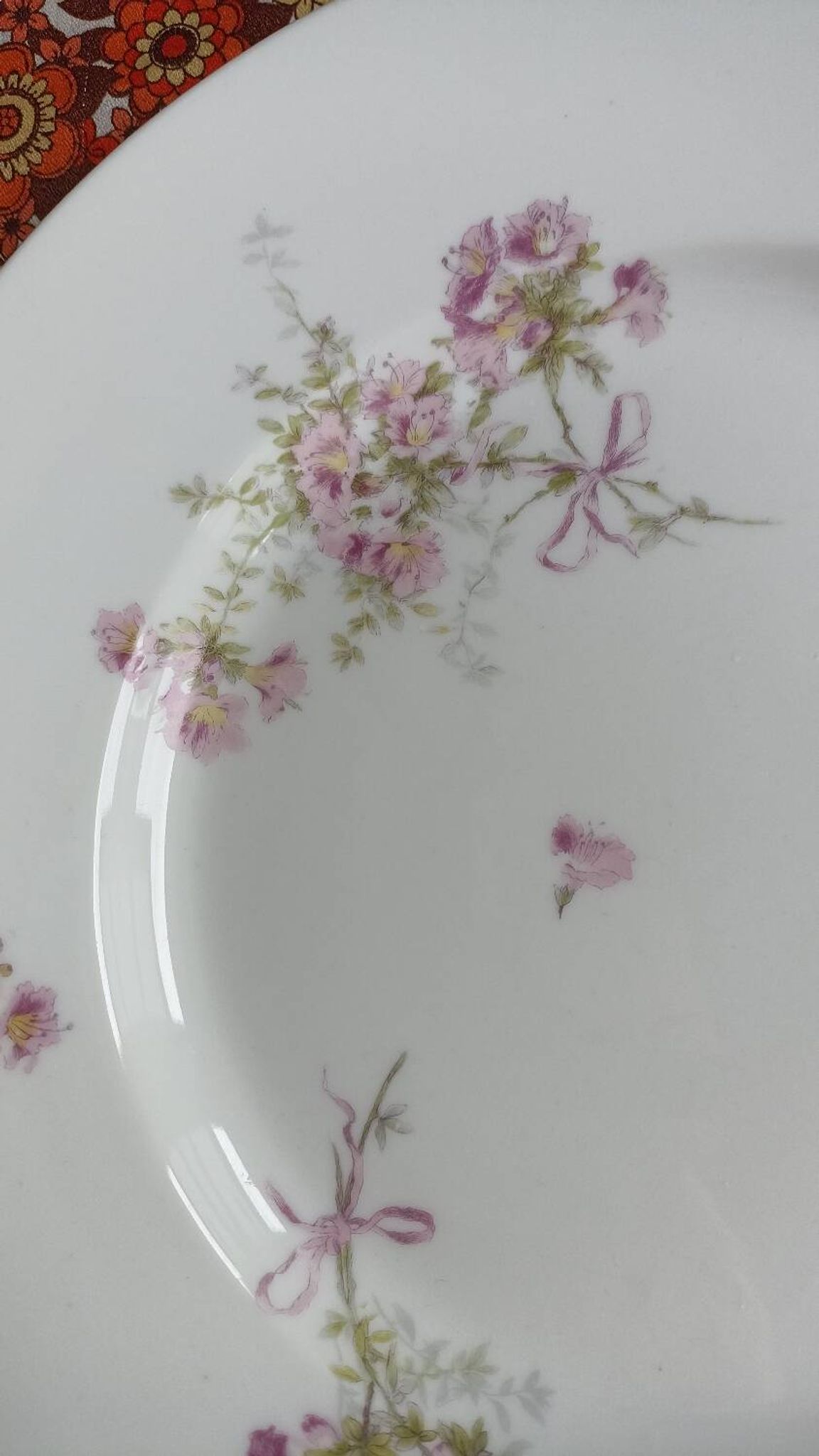Plat de service en porcelaine de Limoges William Guérin et Compagnie