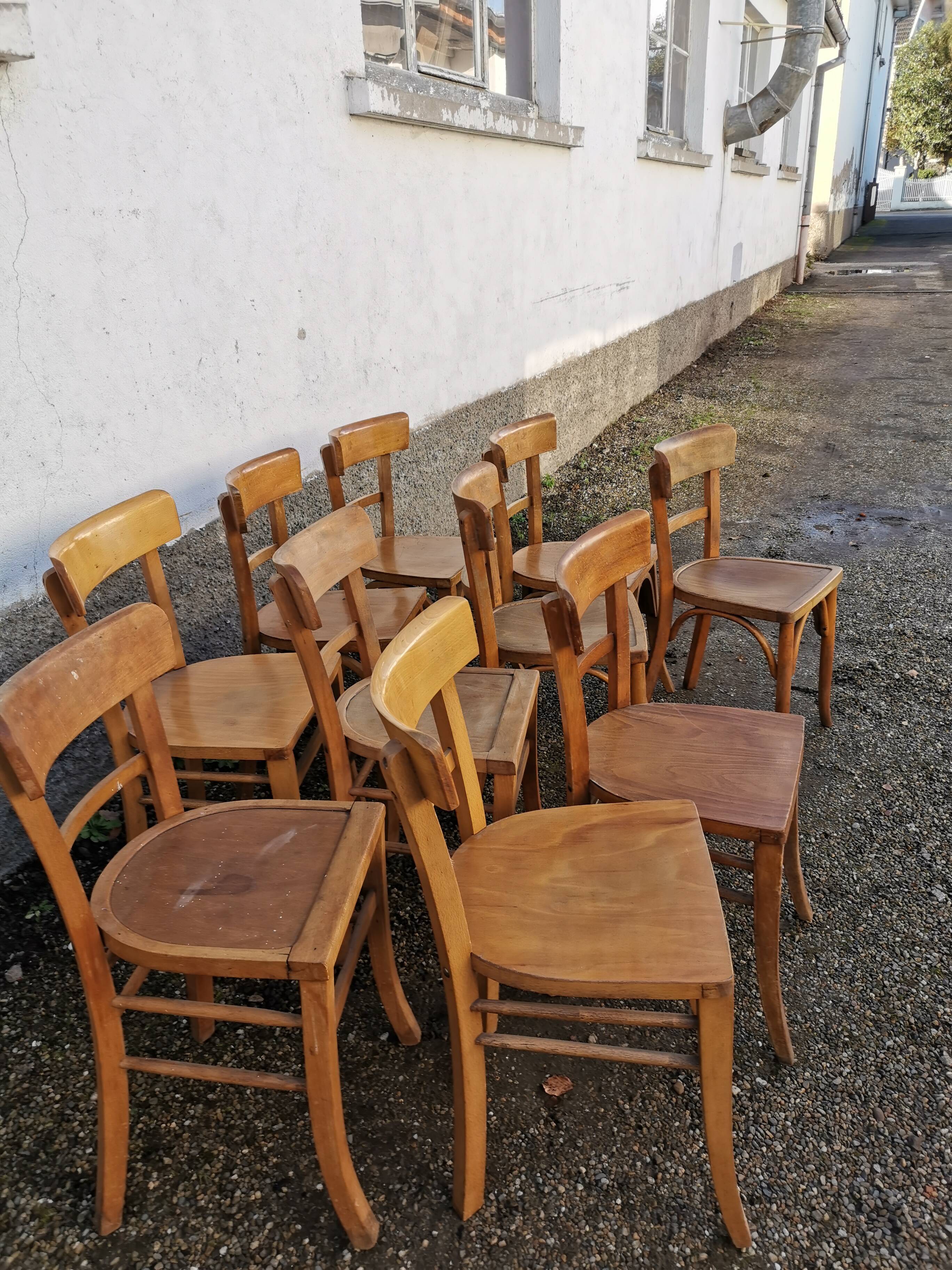 Lot de dix chaises de bistrot disparates