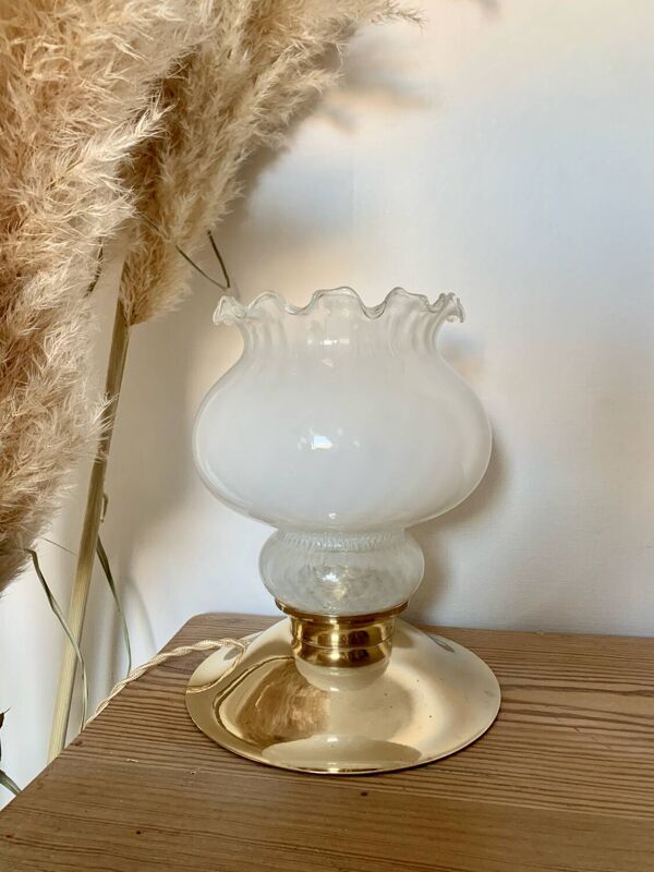 Lampe à poser vintage avec globe blanc et base en laiton ancien - Éclairage élégant avec fil doré tressé