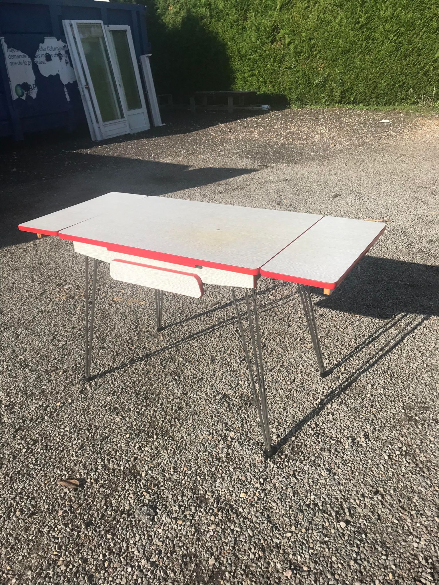 Table in formica