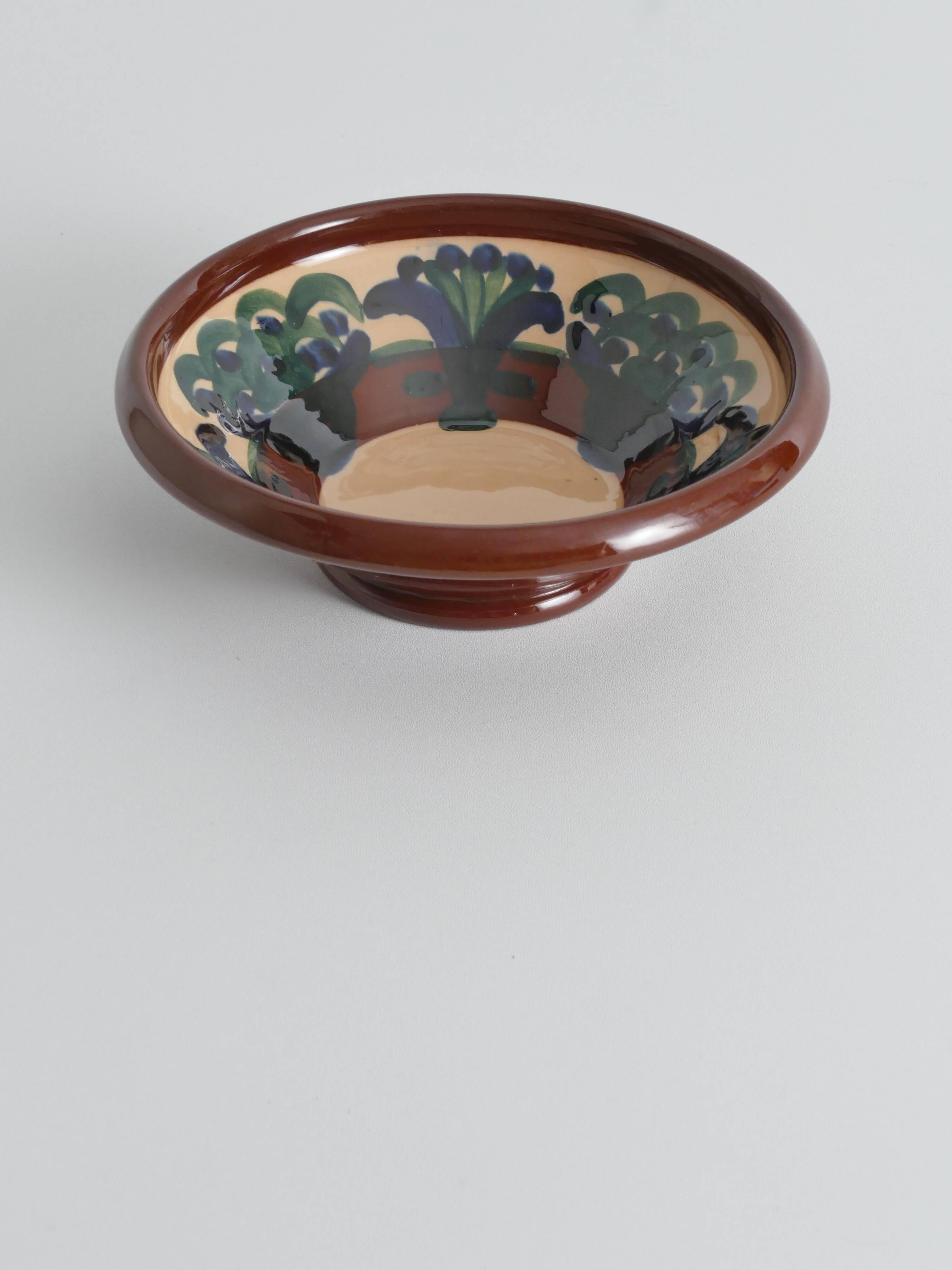 Bol à motif floral Art Nouveau par Agda Österberg, St. Erik Lervarufabriker, années 1910
