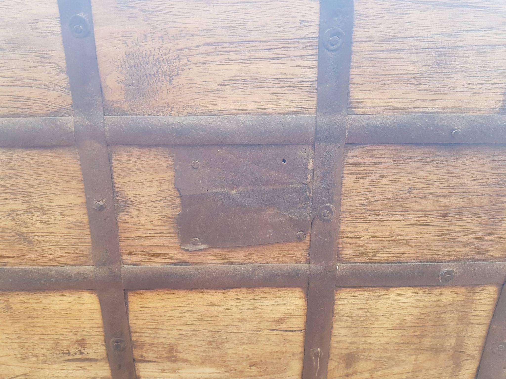 Coffre ancien indien vintage  sur roues en bois début 20eme s