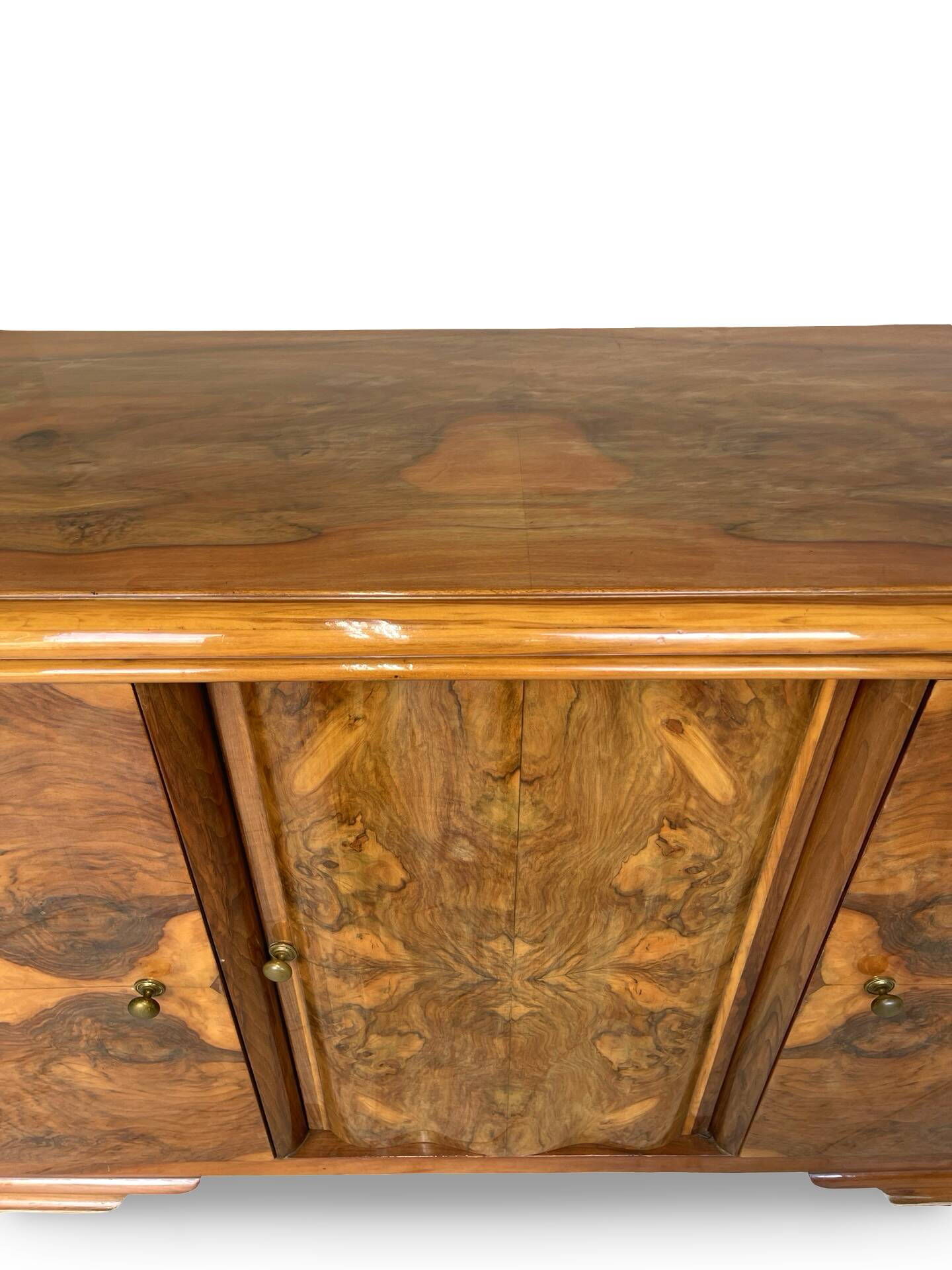 Italian Art deco burl walnut sideboard, of great quality.