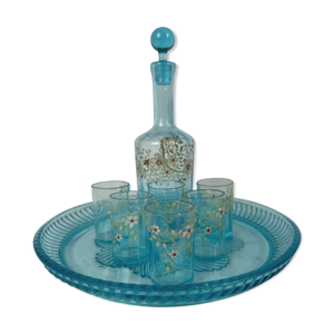 Carafe bleue accompagnée de son