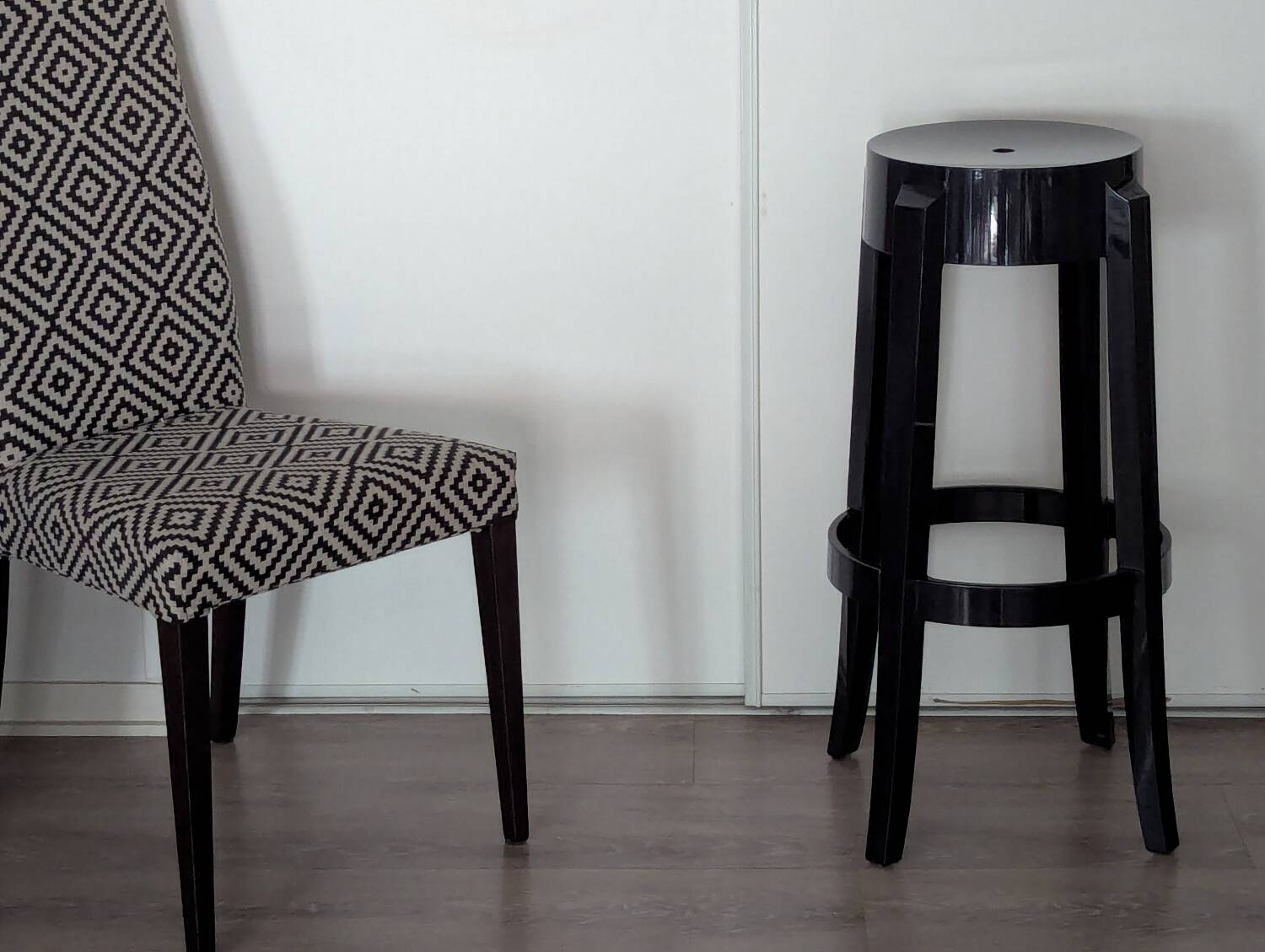 Trois Tabourets hauts, Charles Ghost par Kartell et Starck