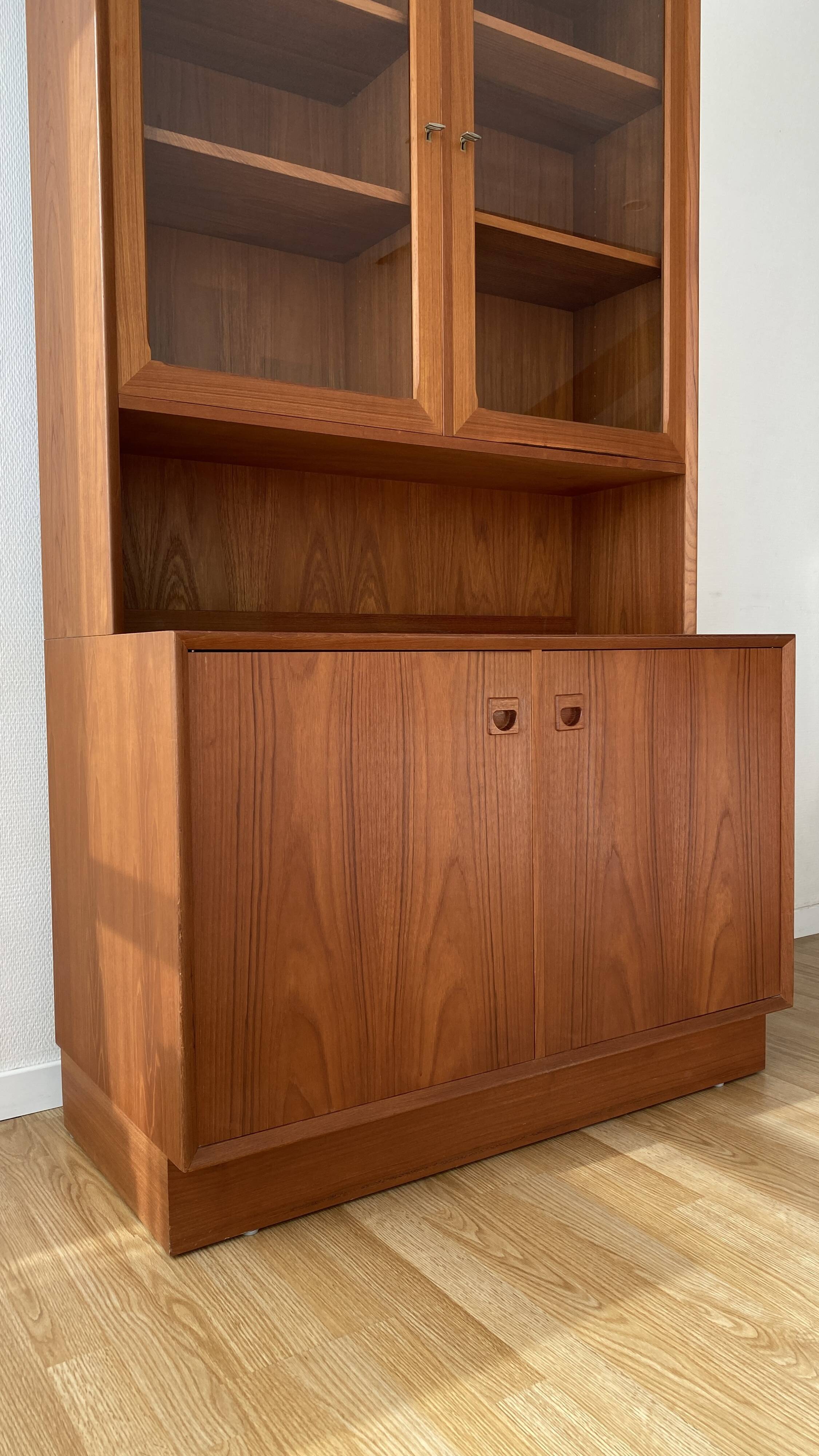 Meuble vitrine scandinave années 60 en teck par Erik Brouer