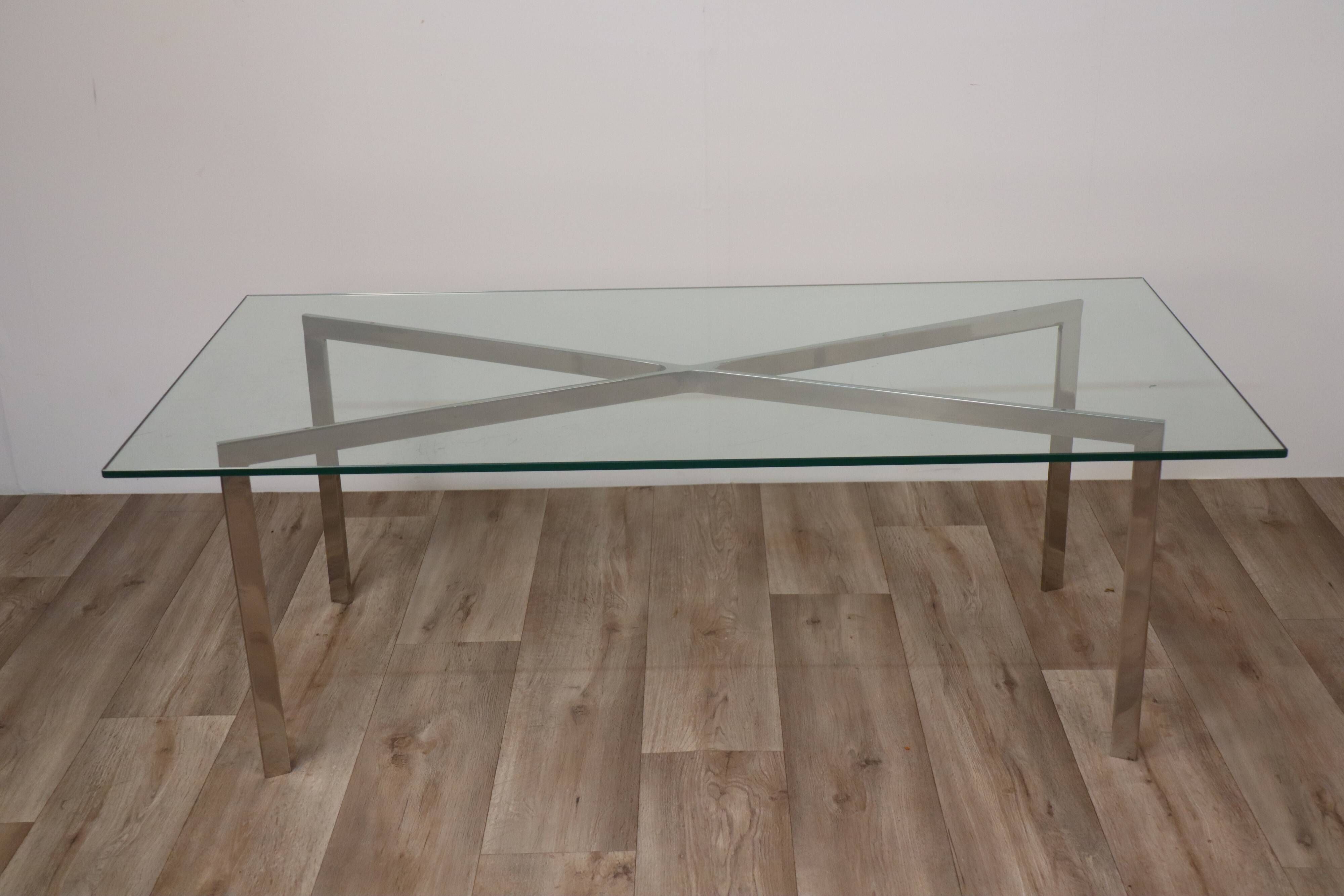 Table basse minimaliste en acier chromé et verre