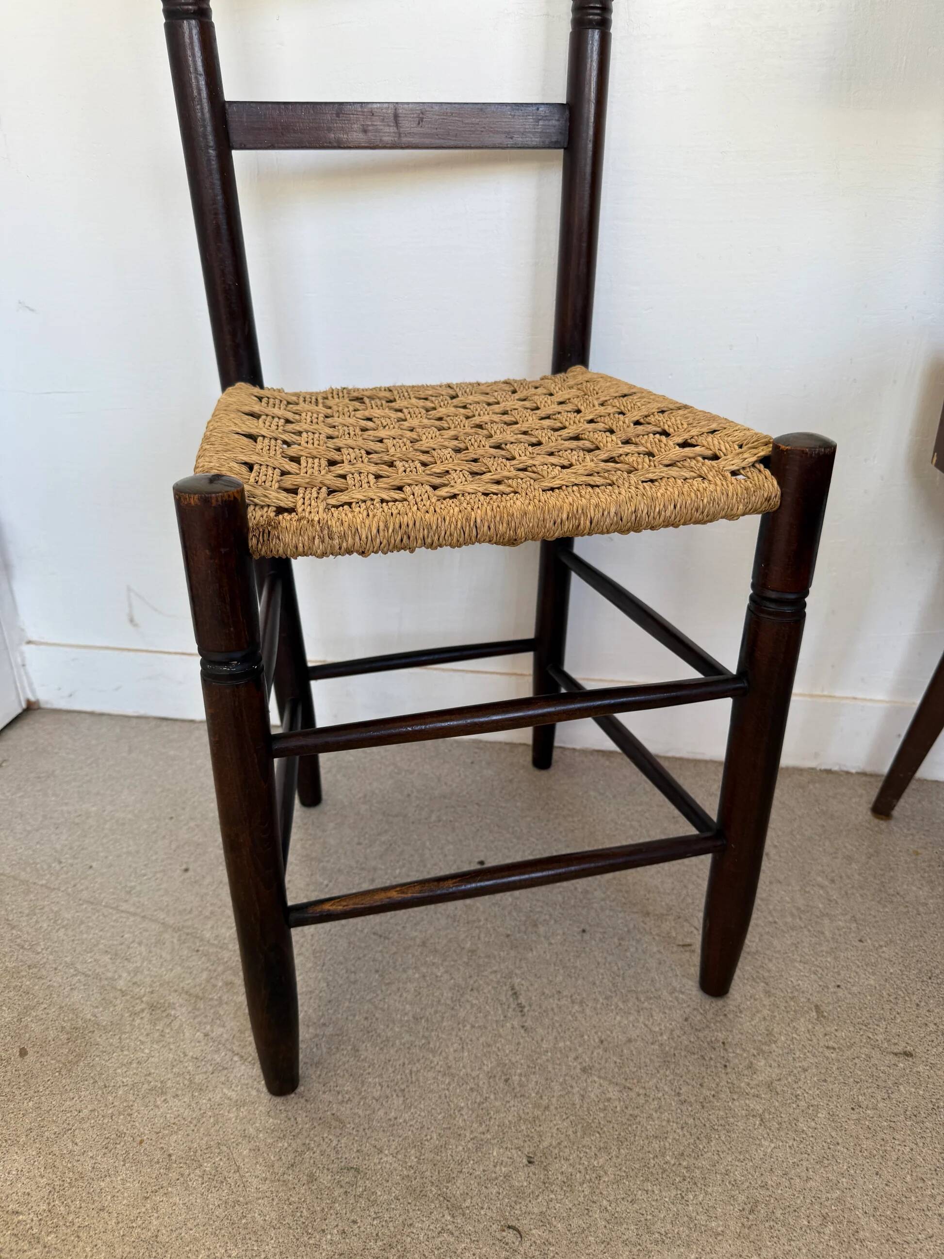 Chaise vintage en bois et paille tressée