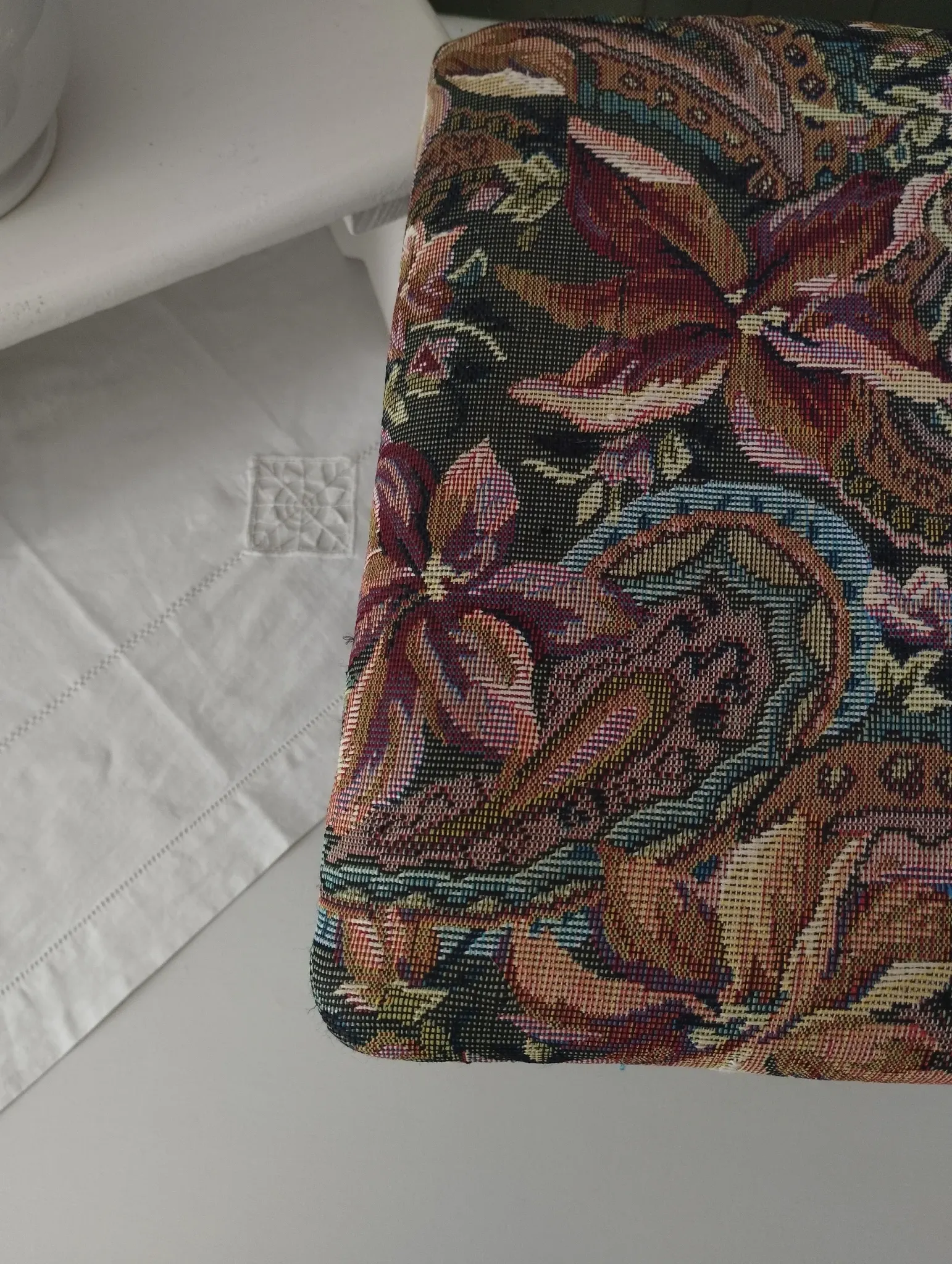Petit ottoman repose-pied tapisserie vintage.