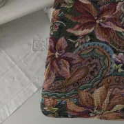 Petit ottoman repose-pied tapisserie vintage.